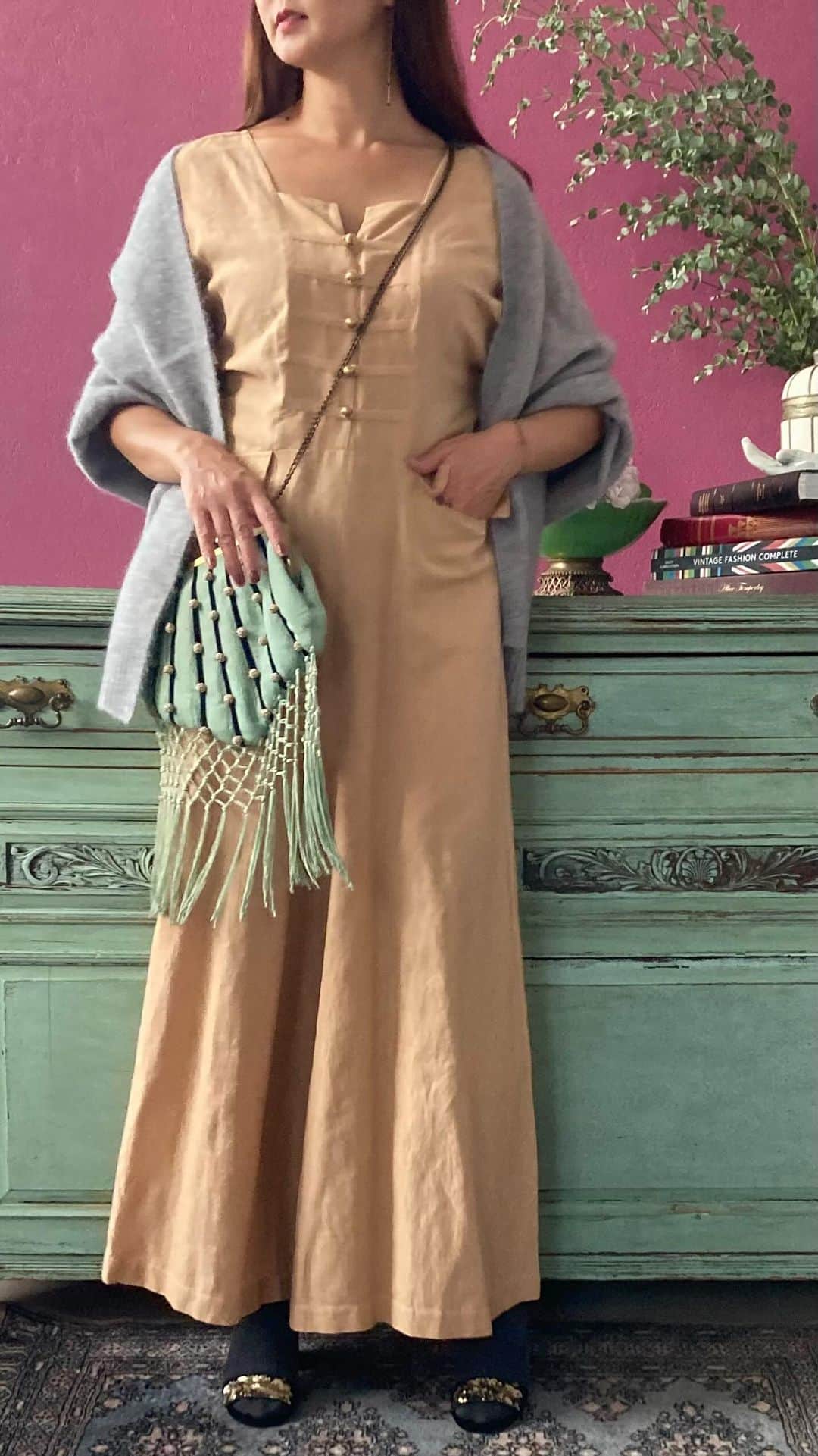 ヴェルニカのインスタグラム：「Recommend items for Autumn!  洗練した大人のリラックス感を堪能できる コットンリネンのサロペット。  これからの時期は、 大判のストールやロングガウンなど、 柔らかくボリュームのあるニット素材との コーディネートもおすすめです。  Cotton linen salopette that allow you to enjoy a relaxing feeling.  In autumn, enjoy coordinating with soft and voluminous knits!」