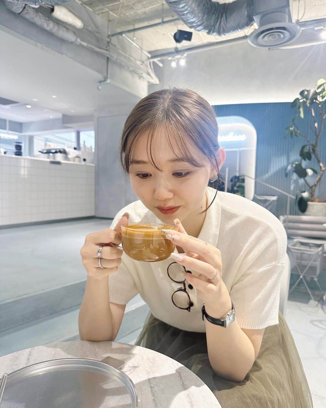 江野沢愛美さんのインスタグラム写真 - (江野沢愛美Instagram)「今日はのんちゃんDay☺︎ 写真撮ってくれました。  のんちゃんと会う時はいつもご飯を食べたり、コーヒーを飲みながら近況を話し合ってる🌼  今日もいつも通り楽しかったなぁ。」9月26日 20時10分 - enosawa_manami