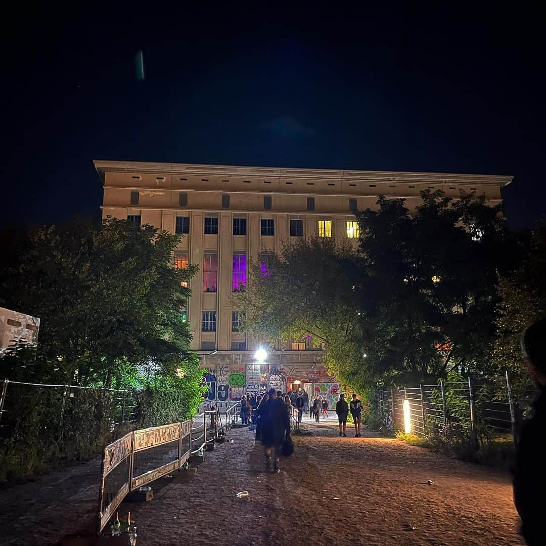 MARIA FUJIOKAのインスタグラム：「Thank you Berghain and to everyone who was there. That moment was truly crafted by each and every one of you💋 And for all the heartfelt messages, I am deeply touched and grateful💜 From the bottom of my heart, thank you. I hope to seeing you all again soon!🥰🙏  @berghain_ostgut   あの瞬間は、その場にいた皆さんで作り上げたものでした！本当にありがとうございます！また貴重な経験ができました。  そして、たくさんの心のこもったメッセージも頂き本当に嬉しいよかった😭💜心から、ありがとうございました。また近いうちに皆様と会える日を楽しみにしています🥰🥰」