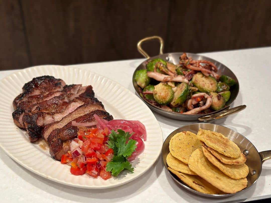 のインスタグラム：「上週末沒烤完的食材成了這幾天晚餐料理。 魷魚與燙過的刨子甘藍一起拌點油、辣椒蒜末蔥、白胡椒鹽丟入 氣炸鍋180度10分鐘 就是好吃的椒鹽下酒菜。 已經醃好的梅花肉排鐵鍋放油後各煎個4分鐘最後丟入一小塊奶油提個香氣。 冰箱裡取出配菜、玉米餅煎熱 這頓晚餐我老公超滿意🤣 （殊不知他是幫忙清冰箱的大功臣）  #玉米餅也是自己做的 #幾個月前我有開過直播壓給大家看」