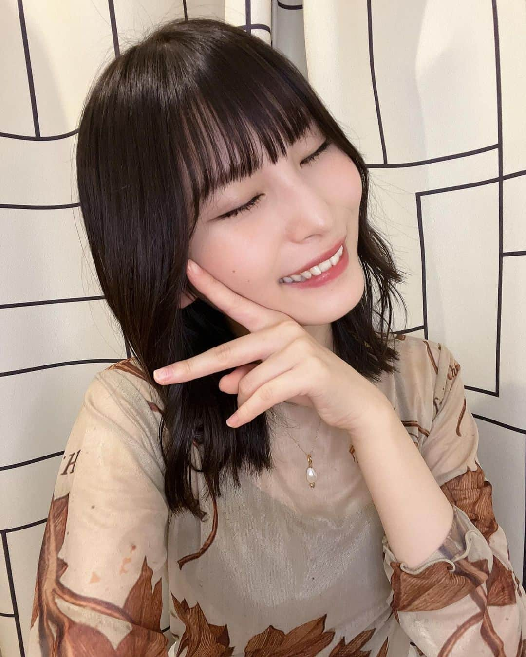 福岡聖菜さんのインスタグラム写真 - (福岡聖菜Instagram)「cut✂︎  もう少し伸ばしたい気分なので今回は整えるくらい😉 巻きがかわいくて幸せでした…  tops: @sahara_japon   #hair #haircut #mediumhair」9月26日 20時12分 - seina___ff