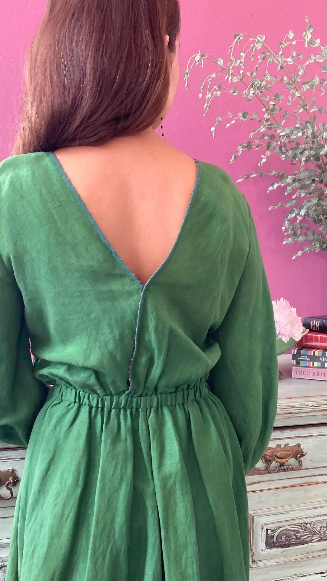 ヴェルニカのインスタグラム：「Recommend items for Autumn!  シンプルクラシカルなフロントデザイン、 大きめに開いたVカットのバックスタイル、 その対比が美しいミドルワンピースです。  背中の開きは、 普段お使いのブラトップでも安心して 着ていただけるよう計算し、上品な肌見せが 叶うデザインに仕上げています。  ネックラインのトリミングに施された 可憐なビーズテクニックも印象的。  A classic dress with a beautiful V-cut back style.  The beading technique used to trim the neckline is also impressive.」