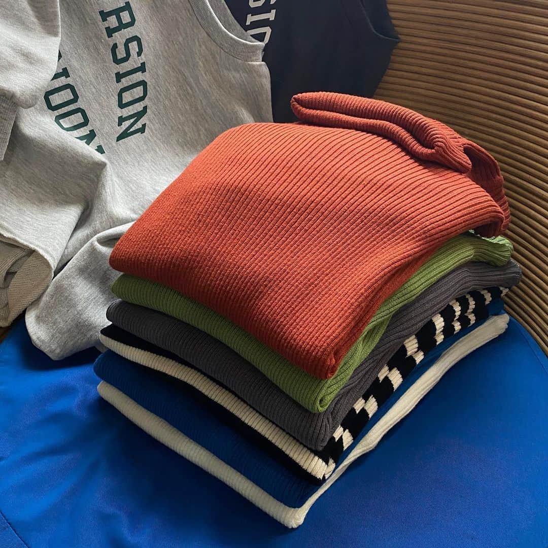 のインスタグラム：「new knit  ✔︎リブタートルネックニット ¥2,199(tax in)  毎年冬の必須アイテム、タートルネックセーターがカラバリ豊富になって登場！ 細かめのリブともちっとした質感の素材で、お洒落且つ着心地も抜群◎  #WEGO #ウィゴー #knit #ニット #ニットコーデ #タートルニット #カラーニット #秋コーデ #秋服」