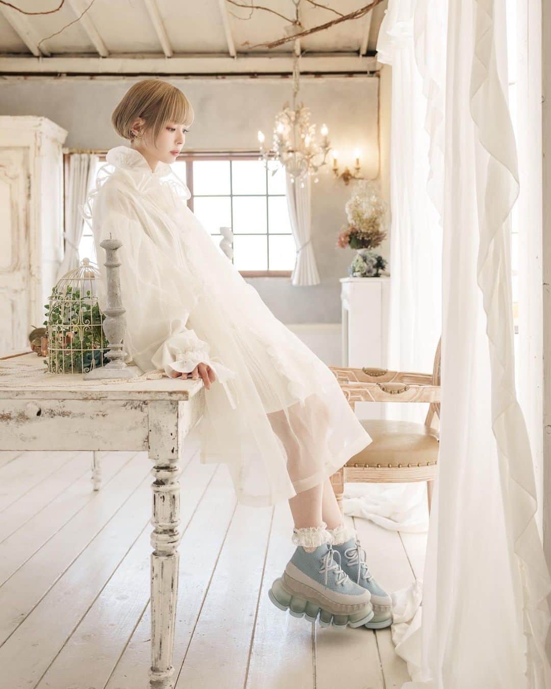 最上もがさんのインスタグラム写真 - (最上もがInstagram)「私は自分が母親になったことで 「母親なんだからこれは控えよう」と思ったことがないかも。  髪型も、メイクも、着る服も、言動も "34歳の最上もが"として、意識しているだけで。 もちろん、娘がいることによって見え方が変わったことや 経験して知ったこと、価値観の変化はあるけれど！  「母親なんだから」って言葉は呪いのように感じる。 みんなの母親じゃないし、笑 誰かの理想の母親になるつもりもないし (これはアイドル時代にも思ってた)  他人が"母親を格付けすること"も違和感しか感じない。 それほどみんな"母親"に執着しているのかしら。  昨日の夜、娘が寝る前に 「ママだいしゅき！」てほっぺにちゅーして 抱きしめてくれたとき泣きそうになった😂 娘にとって、大好きなママ　でいたい。  この日の撮影は全身 @mikiosakabe さんにお借りしました。🙏  (靴下だけユコさんの私物！)  わくわくすることやっていきたいねー！ みんな今日もおつかれさまです🌝」9月26日 20時16分 - mogatanpe
