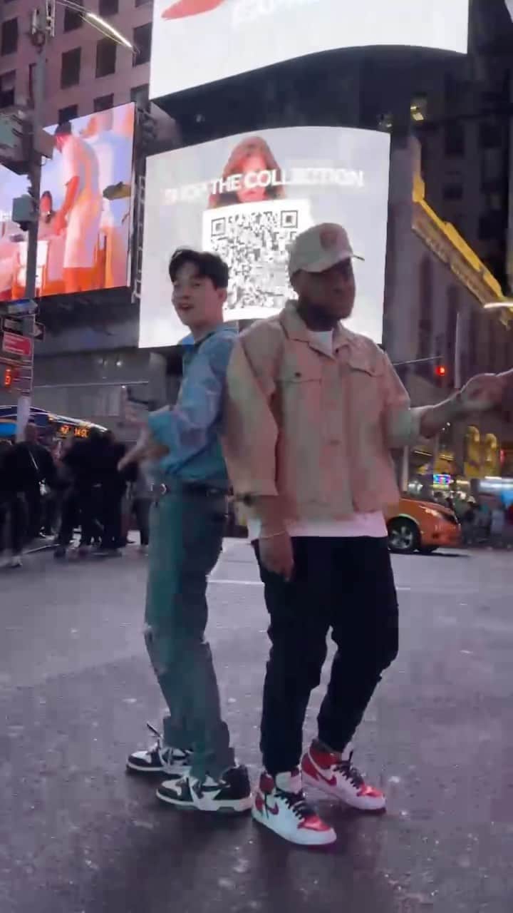 のインスタグラム：「#SoldierMan with @henryl89 at the heart of Times Square🗽」