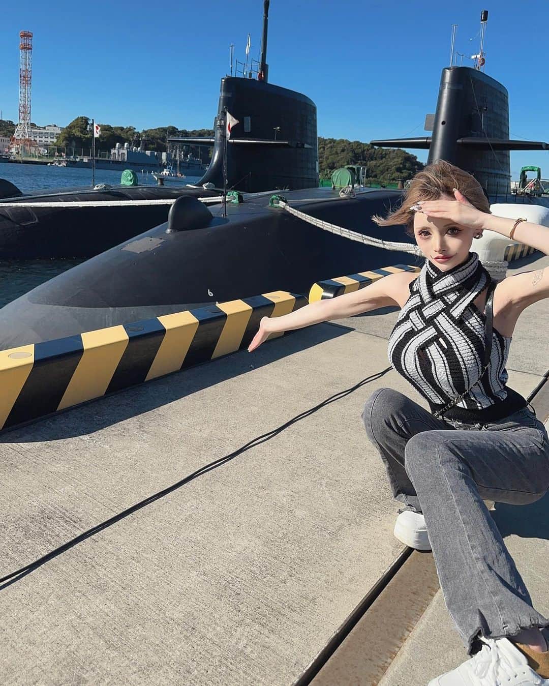 美咲キララさんのインスタグラム写真 - (美咲キララInstagram)「🌊🐋 . 潜水艦の中見にいってきたよ〜！ なかなか出来ない体験で感動😭✨ ちゃんと日本守られてました🇯🇵 隊員の方ほんとありがとうございます🥹♥️お疲れ様です！ . 潜水艦の中は携帯禁止なので写真ないけど、狭いながら色々収納あったり技術があったりとにかく凄かった😵 動画の潜水艦と潜水艦の間の丸いのは潜水艦同士が停泊中ぶつからないようにするやつだそう😳😳 . すごくて感動した日でちた！！ . . #潜水艦 #潜水艦隊 #海上自衛隊  #横須賀 #submarine #海 #キャバクラ #キャバ #キャバクラ嬢 #キャバ嬢 #東京 #新宿 #歌舞伎町  #大阪 #ミナミ #北新地 #自撮り女子 #グラビア #リュクセ #팔로우 #셀카 #自拍 #角色扮演 #cute #kawaii #셀스타그램 #얼스타그램  #黒鉄の魚影 #呉」9月26日 20時26分 - ___krrnano