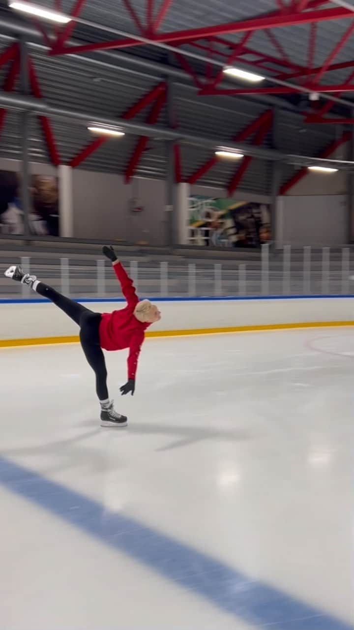 キーラ・コルピのインスタグラム：「Birthday skate with hockey AND figure skates 🤪🥳  📸: @pekkalemettinen」