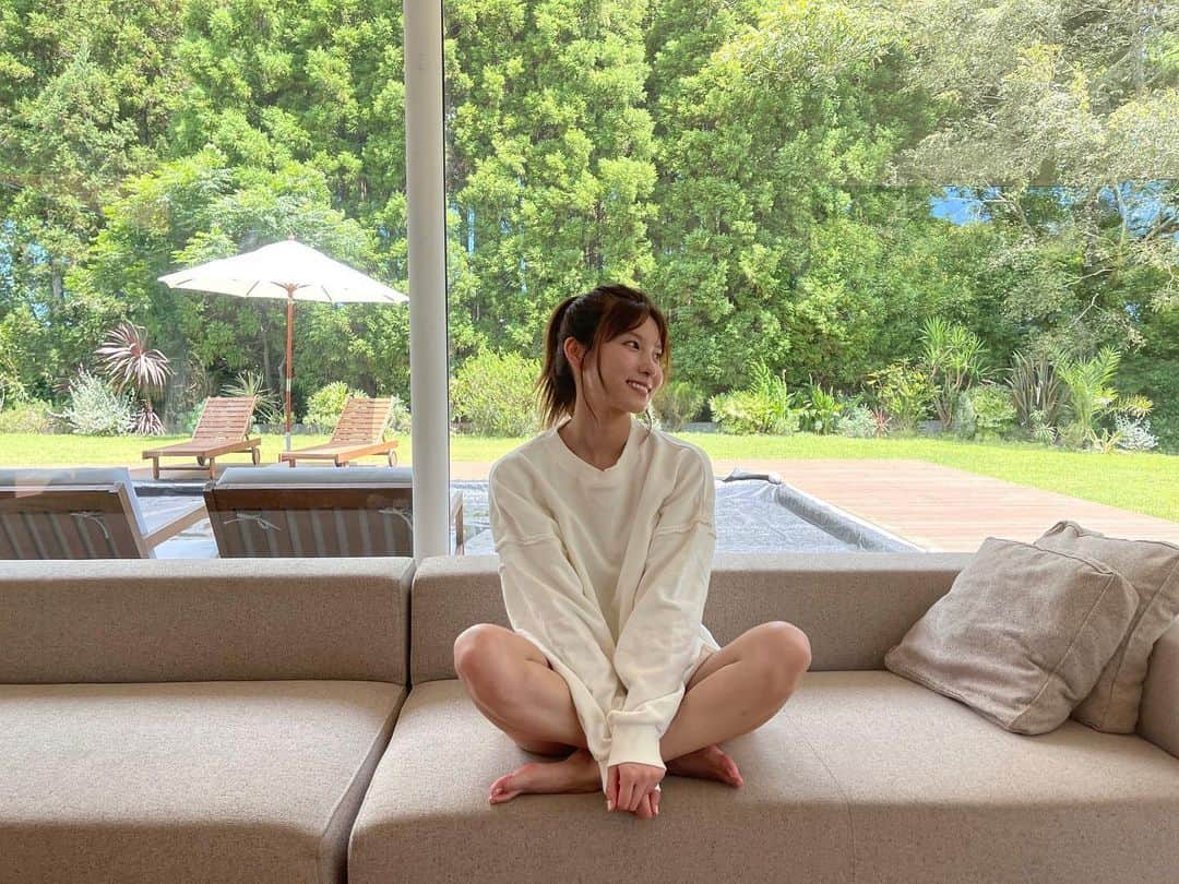 のインスタグラム：「.  本日発売の #週刊flash さんに 写真集の未公開カットが掲載されてます🌿‬  発売からもうすぐで1年経つというのにもかかわらず、こうして取り上げていただけて凄く嬉しいです...！  是非ゲットください🫶🏻   #谷口めぐ1st写真集   #可愛さの理由   #オフショット」