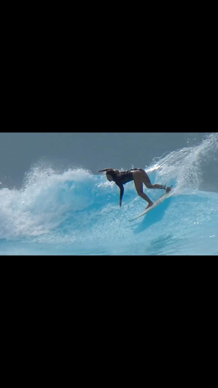 高橋みなとのインスタグラム：「🇰🇷 @wavepark__ でサーフィン🏄‍♀️ @modern.performance.surf 🙏🔥 📹 @parkjunsu1996 🤝」