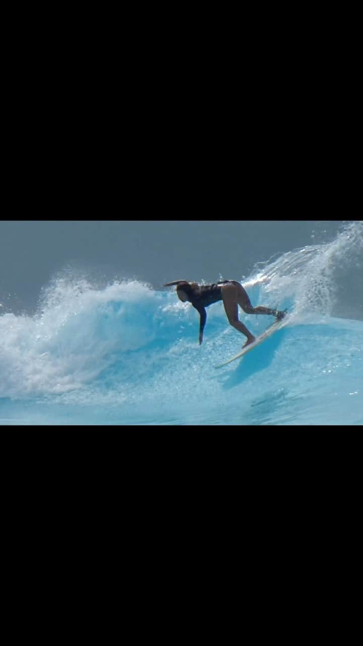 高橋みなとのインスタグラム：「🇰🇷 @wavepark__ でサーフィン🏄‍♀️ @modern.performance.surf 🙏🔥 📹 @parkjunsu1996 🤝」