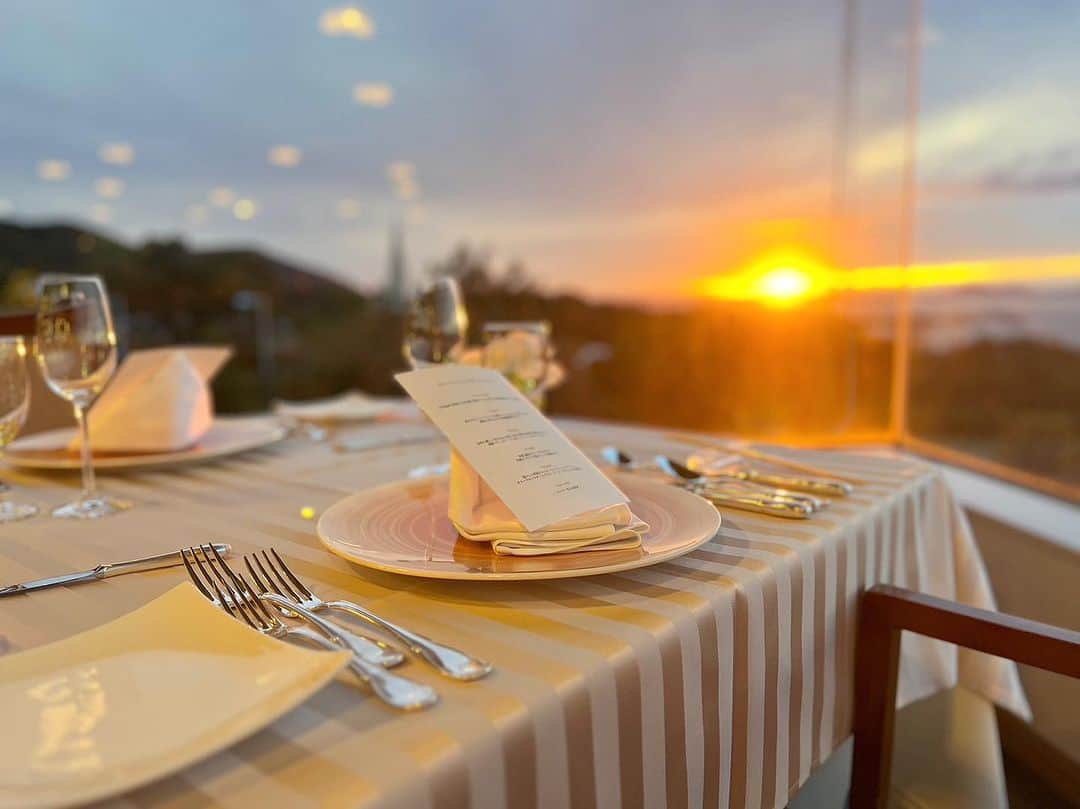 リゾートホテルオリビアン小豆島さんのインスタグラム写真 - (リゾートホテルオリビアン小豆島Instagram)「. レストランBras de merではフランス料理をベースに、シェフの技術と感性で紡ぐ“小豆島キュイジーヌ”をご堪能いただけます。  沈みゆく夕陽を眺めながら、季節の香りや彩り、生産地の風景宿る一皿をどうぞお楽しみください。  プランの詳細はホテルHPから▼ @olivean_shodoshima   「Green Harmony～自然と人を繋ぐ～」 ★━━━━━━━━━━━━━━━━━━★  2021年7月にリブランドした当ホテルでは、 自然と人とが融合する世界観でサービスを提供して参ります。 ★━━━━━━━━━━━━━━━━━━★  #オリビアン小豆島夕陽ヶ丘ホテル　#oliveanshodoshima #shodoshima #オリビアン小豆島　#小豆島　#香川県 #香川県観光　#小豆島観光　#香川旅行　#小豆島旅行　#島旅　#瀬戸内　#setouchi #フランス料理 #小豆島キュイジーヌ」9月26日 20時20分 - olivean_shodoshima