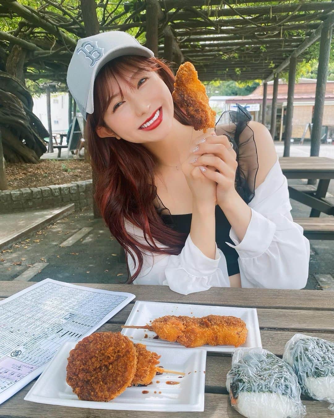 谷川愛梨のインスタグラム：「: 初大宮けいりん場🚴‍♀️🫶 かれこれ1年半くらい 競輪番組のMCをさせていただいてますが プライベートで行くのは初めて🌱  美味しそうなご飯いっぱいあった〜！🥺 手に持ってるのはマグロメンチ🐟美味しかったぁ❤︎ いろんな競輪場飯巡りもしたいっ😋🤤  競輪場によってそれぞれ雰囲気が全然違うから 全制覇したいものですっっ  いつも番組中迷った時は、その日の ラッキーナンバーやラッキーカラーを取り入れりだとか スピリチュアル車券を買いがちですが  今回は谷田選手と田川選手が出場のレースで お2人の名前を合わせて谷川車券だーって言いながら 買ったら穴目当たりました🎯ラッキー☺️🫶  良き休日🌈明日からも頑張ろう〜！」