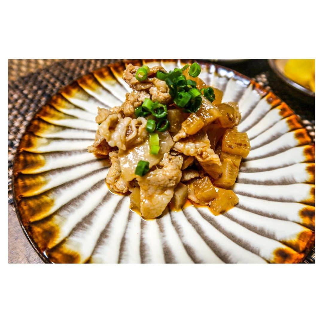 江口雅也さんのインスタグラム写真 - (江口雅也Instagram)「気づけば3時間台所に立っていた、、😂 頭と感覚を磨くのに料理するのが最適ですもん。  ・豚バラ大根甘辛煮 ・煮浸し ・鯖とウィンナー入りポテサラ 　パクチーのせ ・漬物 ・玄米 ・ナスと舞茸と厚揚げ味噌汁  #cook  #cooking  #cookingtime  #cookingathome  #料理男子 #自炊男子 #料理記録  #モデル飯 #和食好き #和食 #小石原焼き  #小石原焼を使おう  #飛び鉋 #福岡器 #東峰村」9月26日 20時23分 - masaya0429