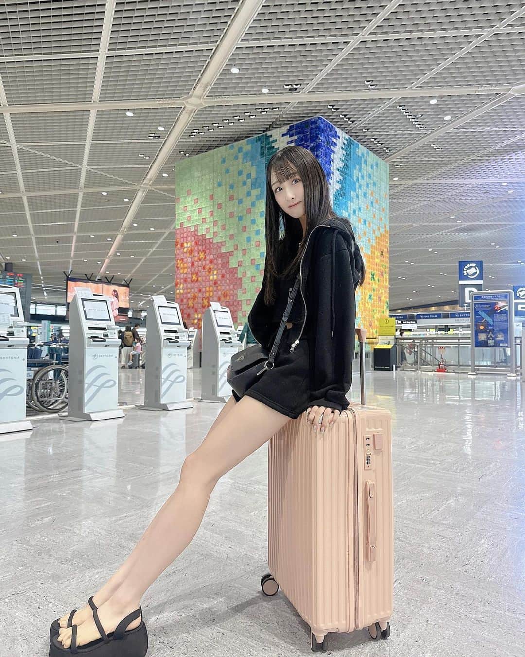 八木ひなたのインスタグラム：「・  ・  日本ただいま🇯🇵✈️  ・  ・  ・  #自撮り #selfie #セルカ #fashion #love #メイク #instagood #code #selca #selfie  #셀카그램 #today #ootd #dailylook #instagood #いいね返し#instalike #instafashion #followme#アイドル#飛行機#空港#成田空港#空港ファッション#空港グルメ #黒髪#黒髪ロング#黒髪女子」