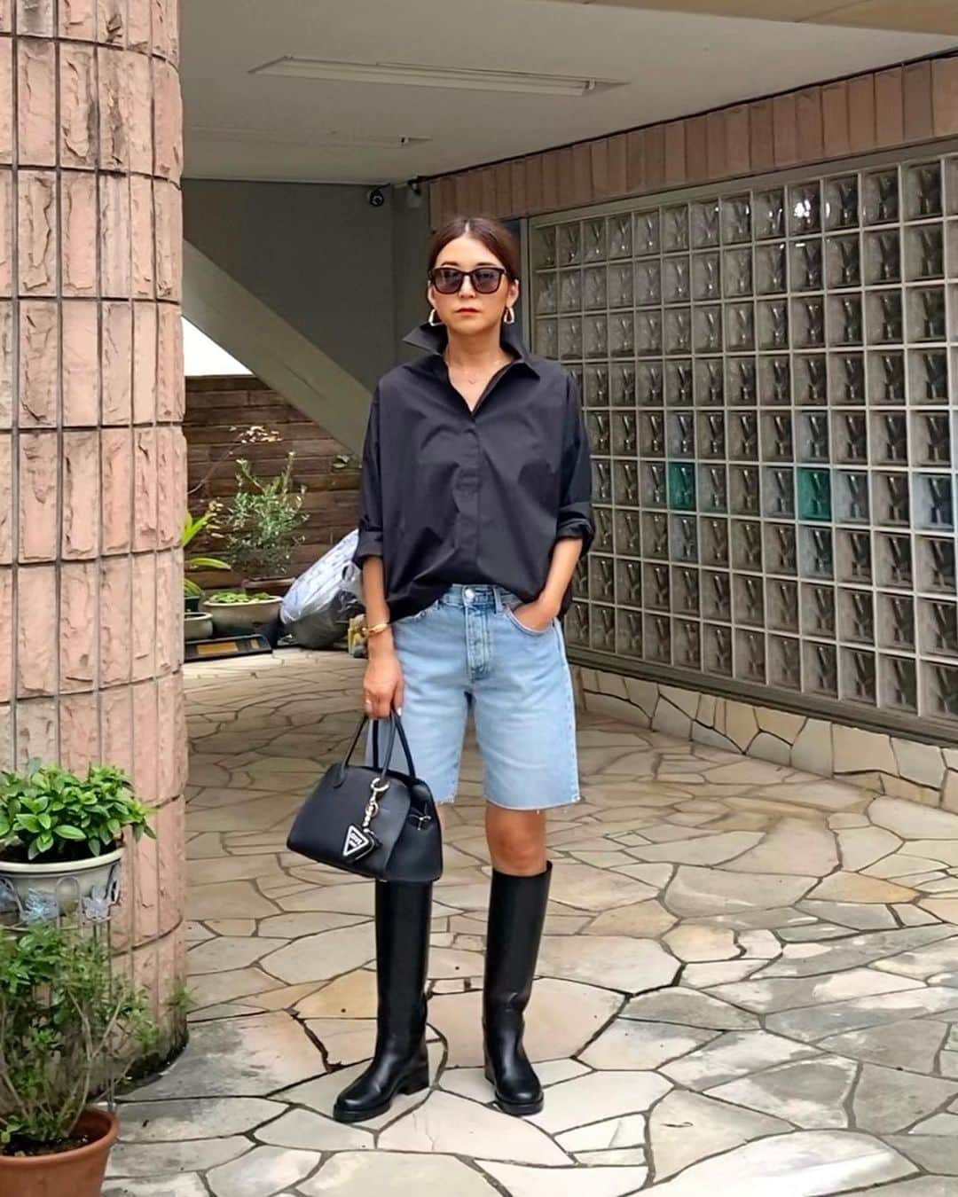 のインスタグラム：「端境期に頼りになるシャツ。 インしても大きすぎないサイズ感、アウトした時は拘りのタックで自然に体にフィットするからテクニックいらずなのが嬉しい。 冬はタートルを重ねて楽しめそう🩶  shirt: @seesheme_official  denim: #zara bag: #therow  shoes: #chanel  ・ ・ ・ ・ #seesheme #zaraoutfit #therow #margaux #margaux10 #zaraコーデ #ザラ #ザラコーデ #ザラジョ #ザロウ #マルゴー #大人カジュアル #シンプルコーデ #モノトーンコーデ #ロングブーツ #プチプラコーデ #高身長コーデ #秋コーデ」