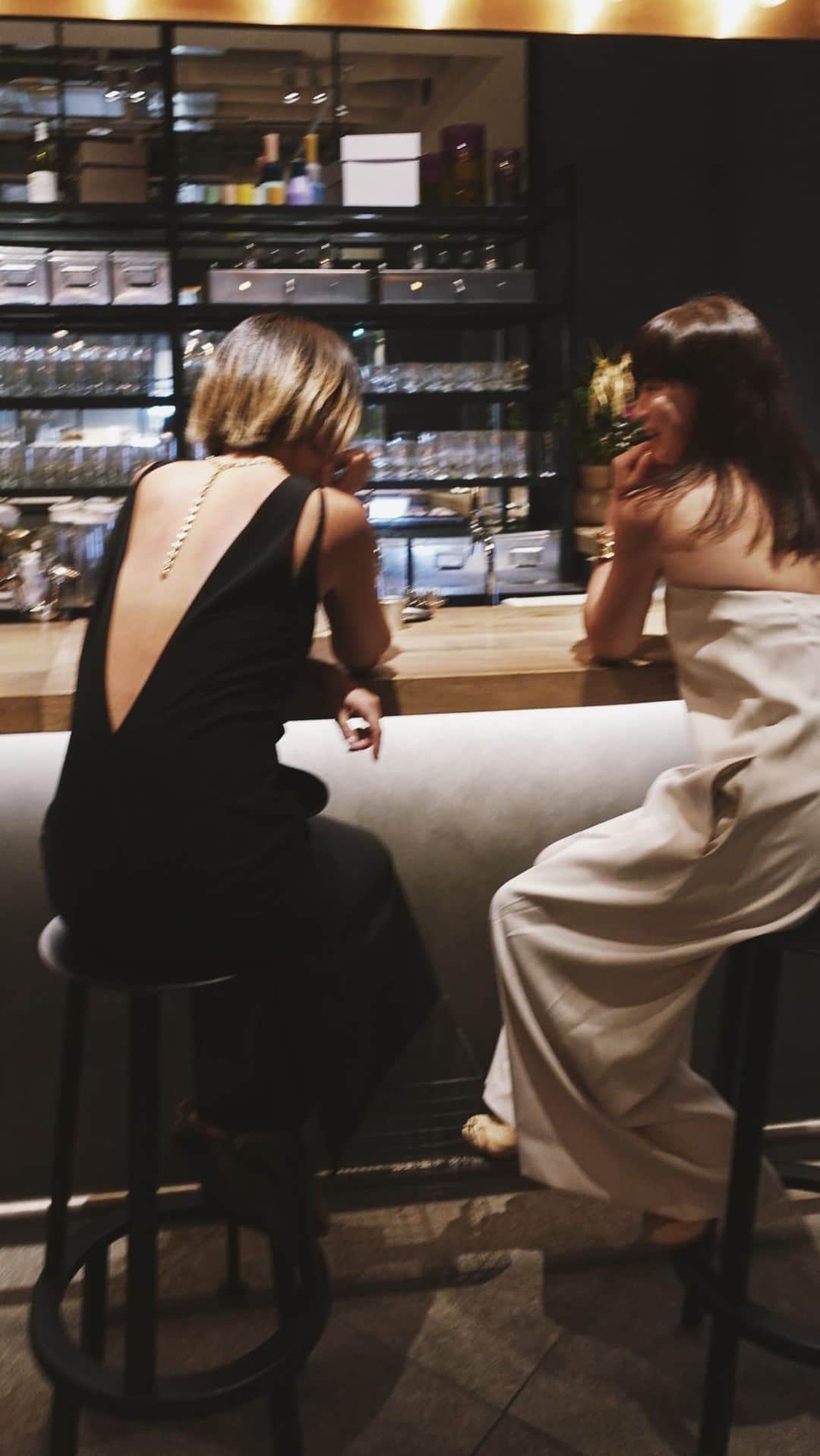 JUNNAのインスタグラム：「RACINES AOYAMA @racines_aoyama にて  @blenda0305 & @_emiko123__ と♡  背中バックリのETRÉのドレスで登場したあっちゃんにドキッ💓アクセサリー合わせがとっても素敵  @midori_ecrin さんともお話しできて美味しくて楽しい夜🥂  お酒は勿論、ノンアルコールのメニューも豊富でお酒をいただかない私にもペアリングを楽しめる嬉しいお店  デザートのプリン🍮には店内のショーケースから選んだ好きなアイスを添えて...  Azabudai Hillsのオープンも控えているそうで 楽しみですね♪  junna/ #ETREコクーンベアオールインワン @blenda0305 / #ETREバックオープンIラインワンピース @_emiko123__ / #ETREニットボリュームスカート」