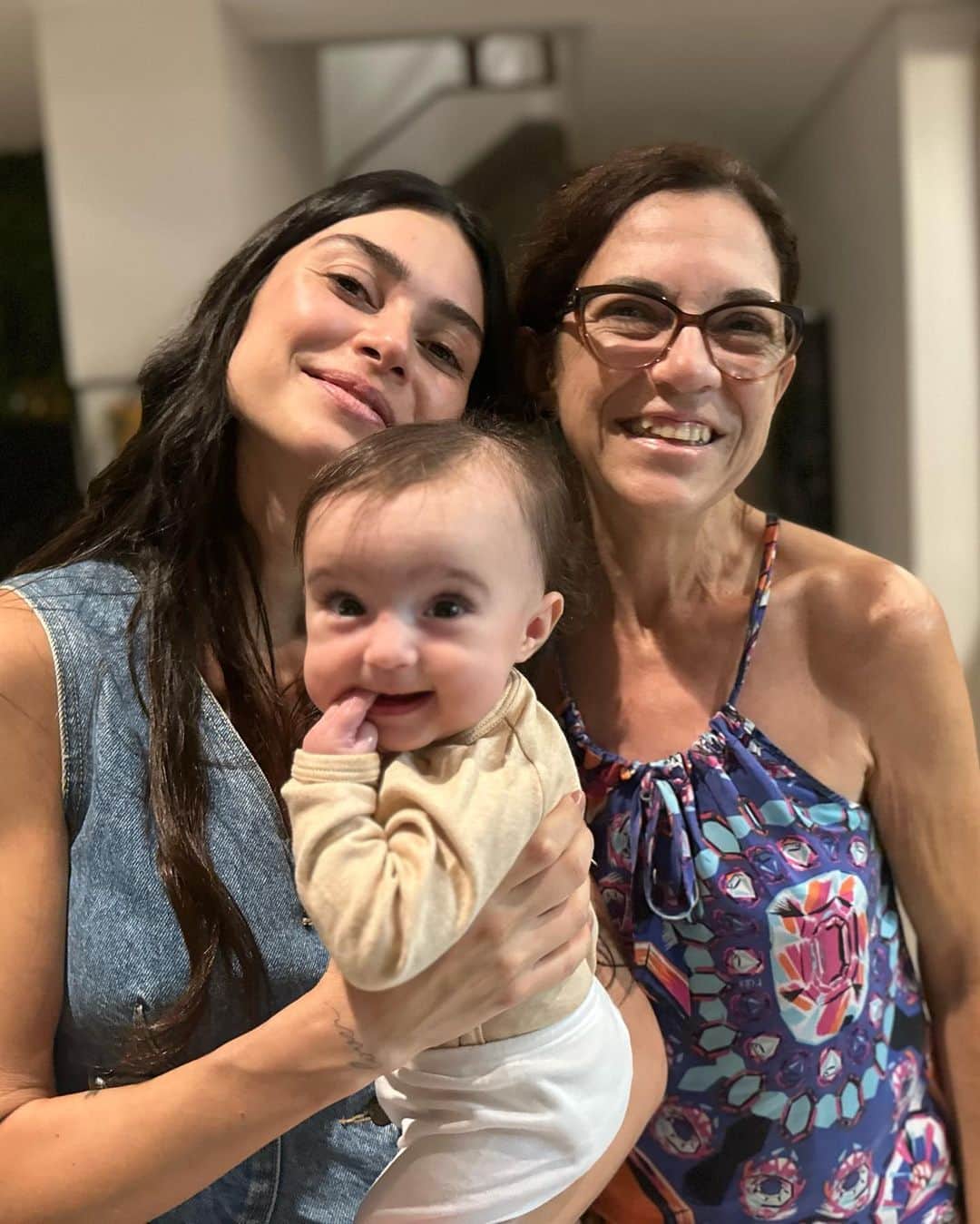 Thaila Ayalaのインスタグラム：「Finalmente esse encontro TÃO esperado de Tete com Vovó Nice, e não tinha como ser mais especial comemorar seu dia grudadinha em você! Te amo! Obrigada por tudo!」