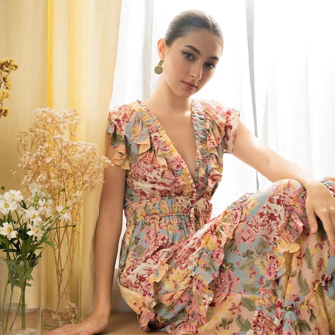 ユミキムのインスタグラム：「Blooming into fall with this beautiful floral dress.   #fallmaxi #weddingguestdress #floralmaxi」