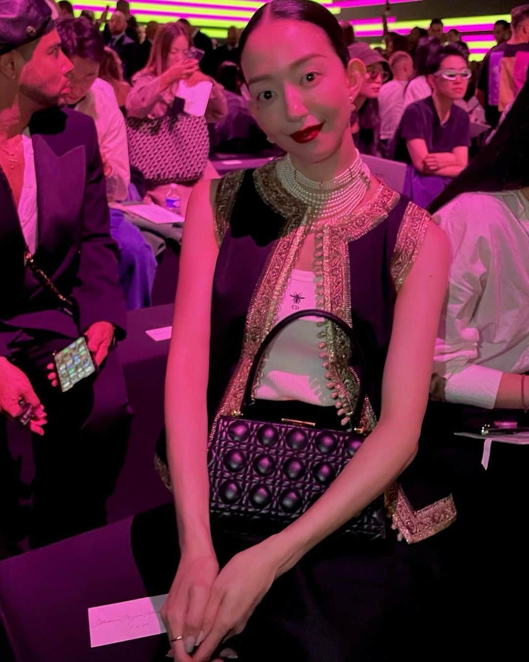 のインスタグラム：「: DIOR SPRING-SUMMER 2024 SHOW  長年、大ファンの @MariaGrazaChiuri の @dior ショーを見てきました🥹🇫🇷✨ 男性社会に屈することなく、女性一人一人が 放つ個性や魅力を体現するという、 クリエイティブ ディレクター、　 マリア・グラツィア・キウリからの 力強いメッセージを感じるショーでした👏🏻 : @DIOR @DIORBEAUTY #DIOR #ディオール #DiorSS24」