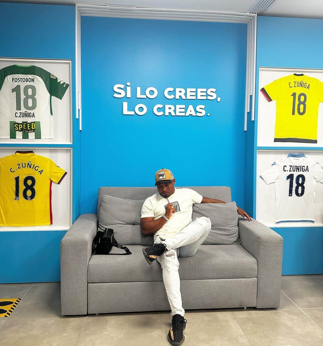 ファン・スニガのインスタグラム：「“CONFÍA EN LA INTUICIÓN, TE AVISA ANTES QUE LA RAZÓN” 👨🏽‍💻🔥💣  #undiaalavez✌  #delamanoDIOS🙏🏽」