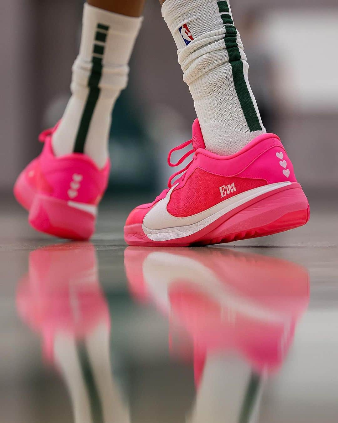 のインスタグラム：「Hot pink is growing on me 💕」