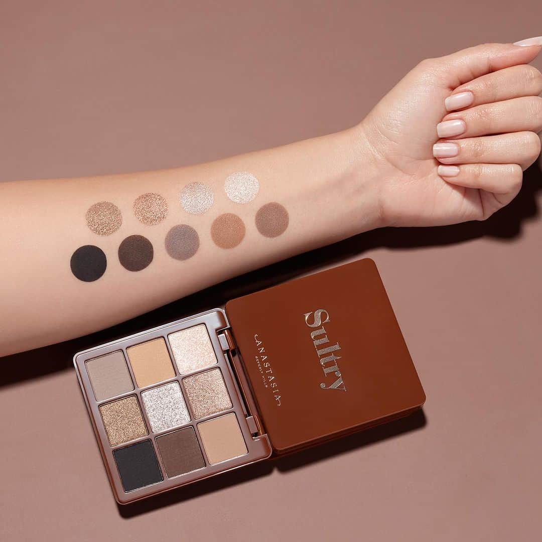 Anastasia Beverly Hillsさんのインスタグラム写真 - (Anastasia Beverly HillsInstagram)「We've packed all that timeless Modern Renaissance and Sultry beauty into TWO BRAND NEW minis! 💖✨ Which one are you most excited about? 👀  Coming soon! 🥳  #AnastasiaBeverlyHills」9月27日 6時02分 - anastasiabeverlyhills