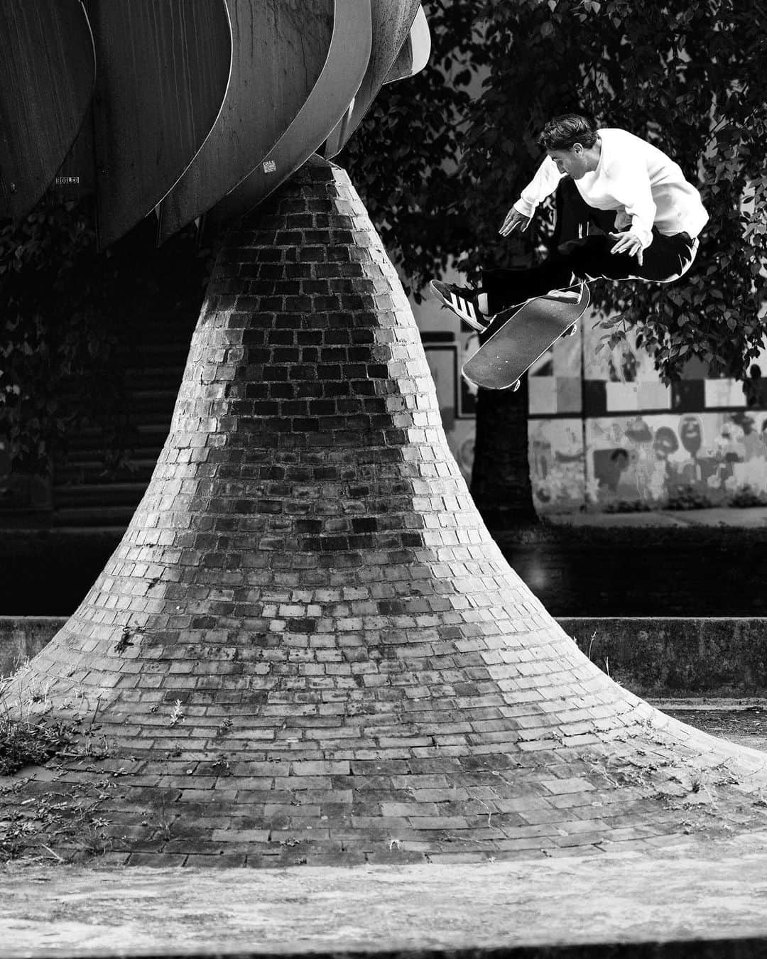 adidas Skateboardingのインスタグラム：「🧱 /// @vincentmilou pushes through the Parisian crust for this Frontside Flip in the new Copa Premier — inspired by sport, built to skate. See Vincent’s ad in the latest issue of @closerskateboarding @ @sugarskatemag.  📸 @semrubio 📹 @torstenfrank @poobert  #adidasSkateboarding #CopaPremiere #Paris #AbnormalCommunication」