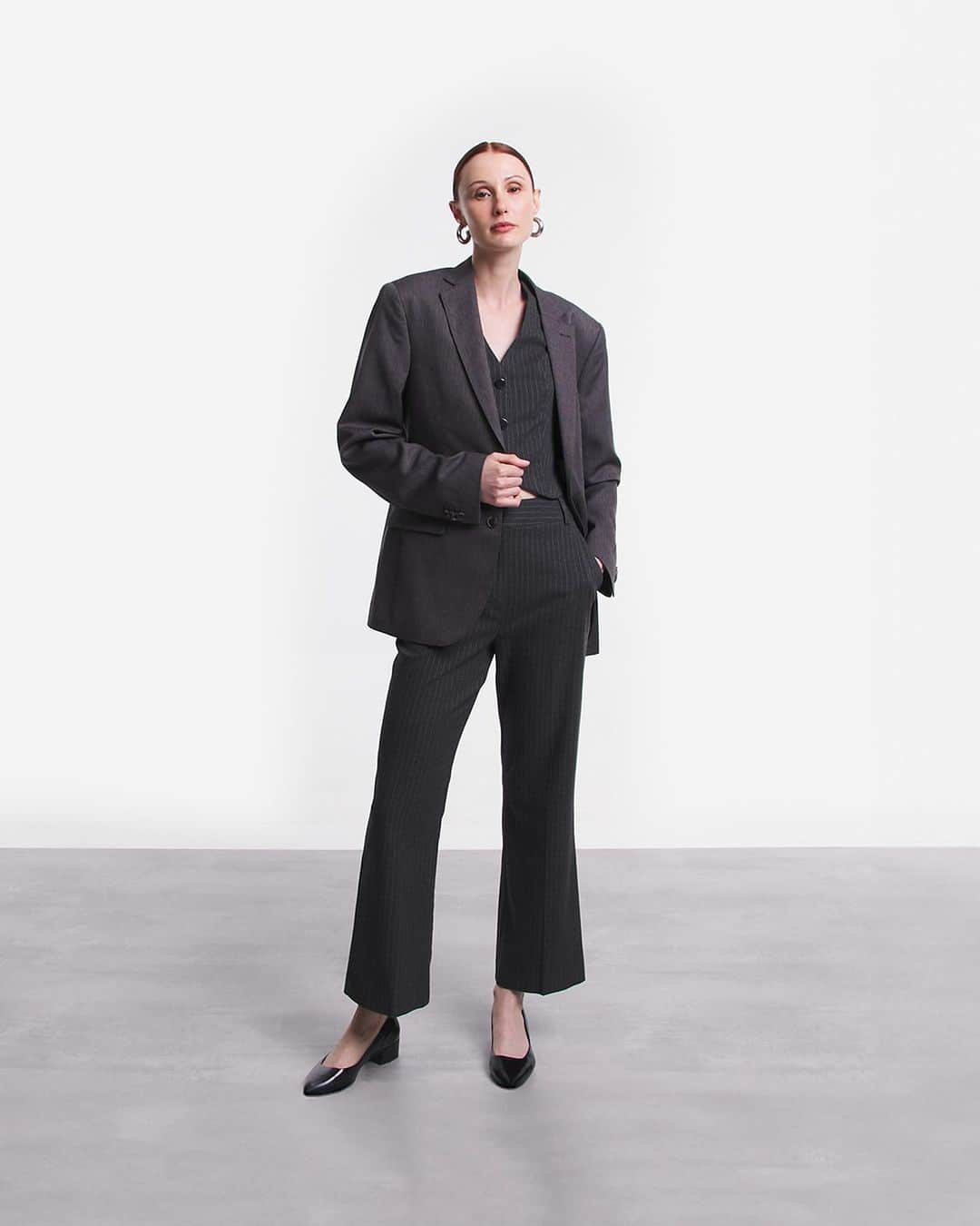 ロジャス・レナーのインスタグラム：「Das passarelas aos looks do dia a dia, a nova alfaiataria é a queridinha da vez. 😍 As listras tradicionais dão lugar para a risca de giz e os recortes clássicos se tornam mais curtos, criando produções modernas e elegantes, ideais para arrasar no trabalho. Compre clicando nas imagens. #LookAlfaiataria #AlfaiatariaFeminina #ModaFeminina #InspiraçãoDeLook #LookDeTrabalho #Moda​  Colete curto com estampa risa giz 797463183 | calça cenoura com estampa risca giz 798046373 | paletó super slim 562756109 | sapato scarpin básico 819667321」