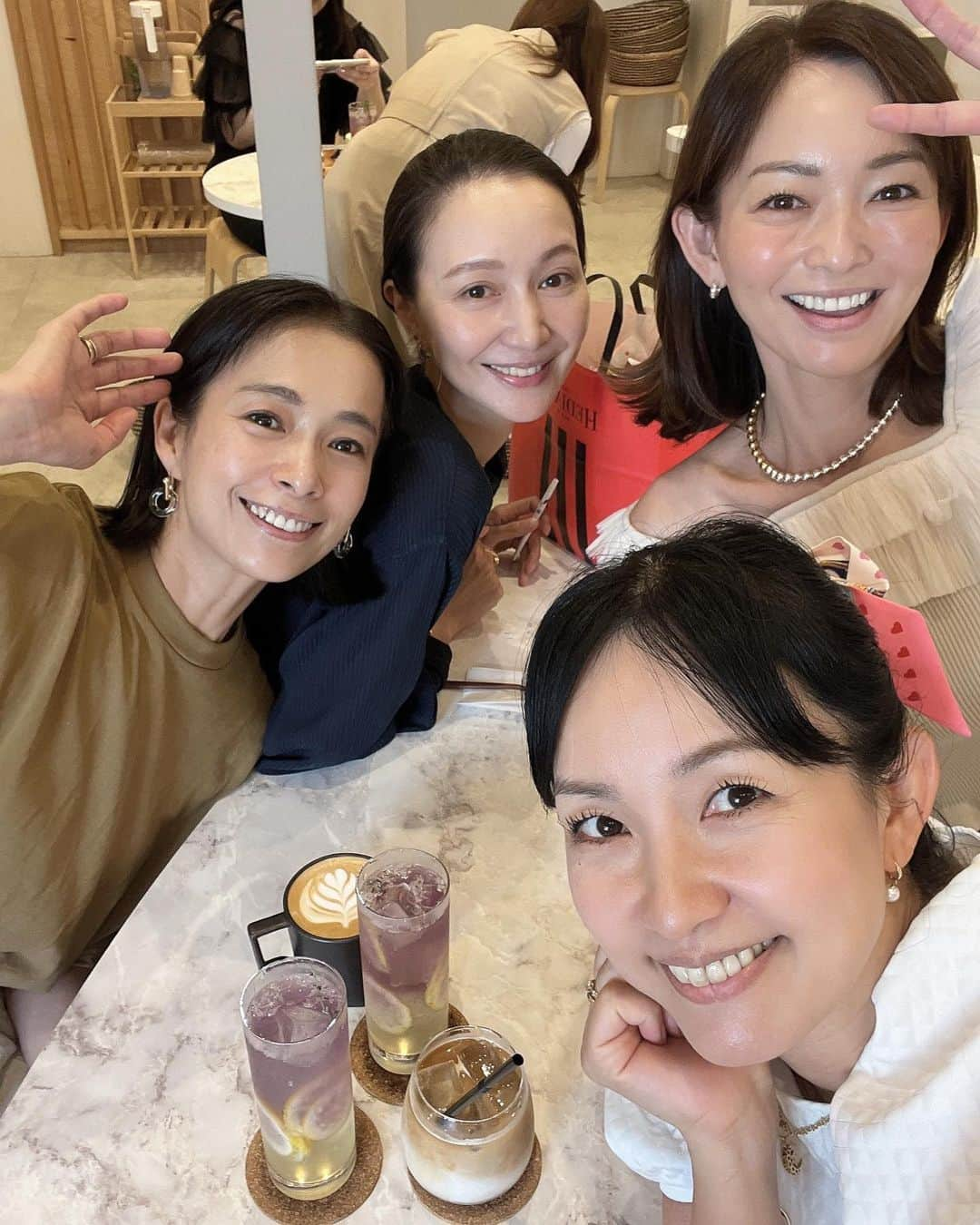 甘糟記子さんのインスタグラム写真 - (甘糟記子Instagram)「誕生日翌日、新大久保でみんなが私とみかりん、あゆんこの9月生まれ3人の誕生日会をしてくれました！！  @mikaofficial99  @ayumiayunco   @k.k.nagata  @junsatoidea  @aikick  @discus_kobayashi   本当はなおちゃんも来るはずが来れず、、、 また新大久保リベンジしようね！ @nao_nao310   そんなわけでお店はいつものチャカン食堂！ @chakan.official   わちゃわちゃと楽しく美味しくいただきました\(//∇//)\  最後にみんながピエールエルメのケーキを1人1台ずつ用意してくれててびっくり(๑˃̵ᴗ˂̵) お花も素敵で感謝感謝です！！  チャカン食堂の後は、あいかと純ちゃんとあゆんこでお茶もして\(//∇//)\  純ちゃんがレモネード一気飲みしてて笑えたわ（笑）  ほんと、昔から仲良くしてくれて、家庭ができて子供ができて、そんな中でも変わらずずっと一緒に笑ってられるのが幸せだな〜とつくづく感じます(〃ω〃)  私の人生の最大の財産は友達だな！！  いつもありがとう〜！  #誕生日#誕生日お祝い#親友#大好きな人#感謝#ありがとう#新大久保#チャカン食堂#ママモデル#モデル仲間」9月27日 6時12分 - norihey924