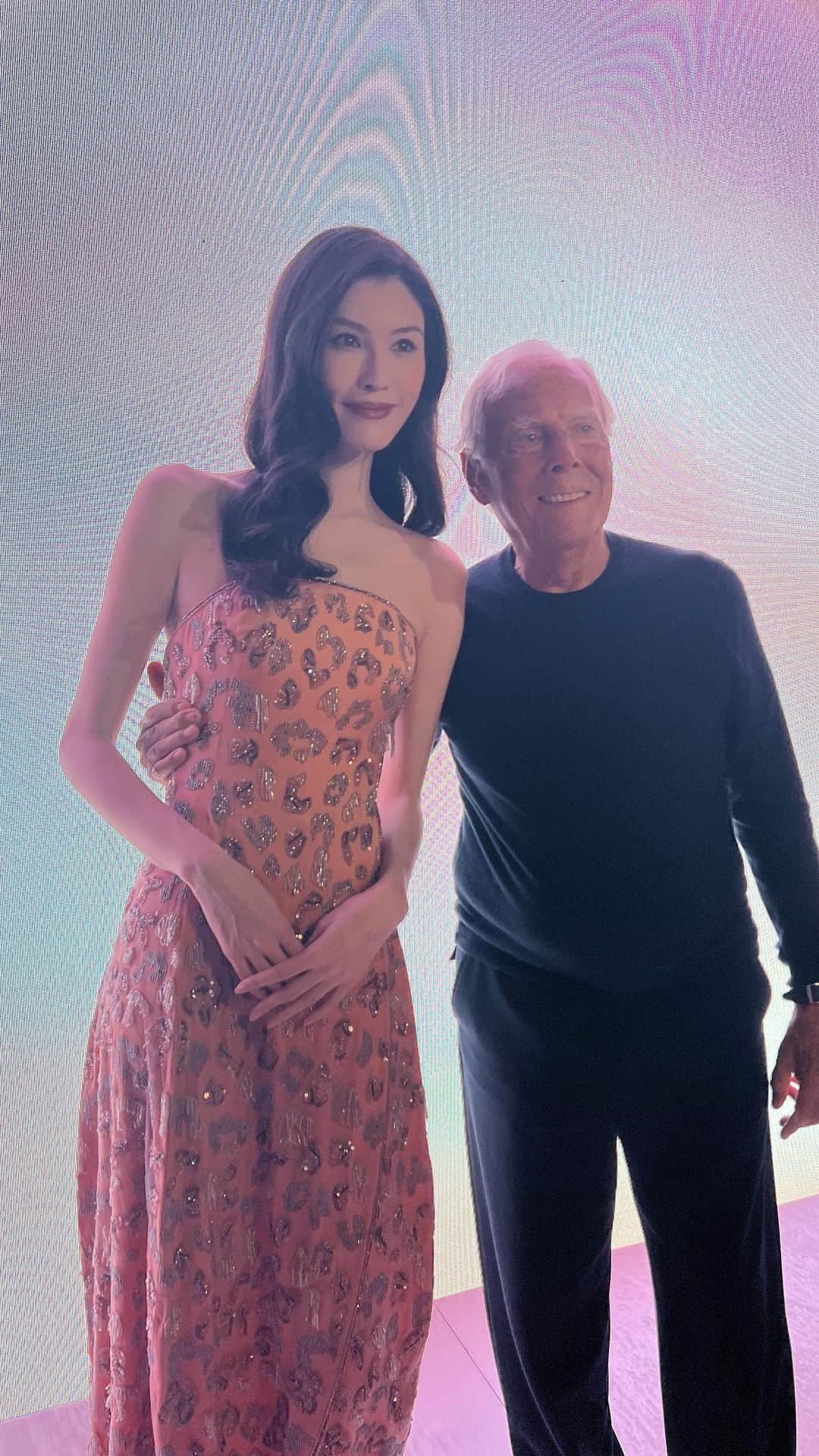 スイ・ヒーのインスタグラム：「Love Mr.Armani 💗 @giorgioarmani」
