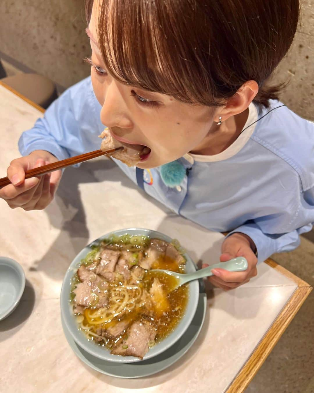 篠原梨菜のインスタグラム：「#早朝グルメ 東京・神田駅近く ちえちゃんラーメンへ！ 朝5時まで営業の人気店。 チャーシュー麺😋 切り立ての薄切りチャーシュー約150g！平打ち麺と同時に口に運ぶ！ 塩気の濃いスープ。常連さんのおすすめ生卵トッピングでまろやかに。インパクト大の中華そばです！ #朝5時の美味time #thetime_tbs #ちえちゃんラーメン  #神田グルメ #朝ラーメン #tbs」