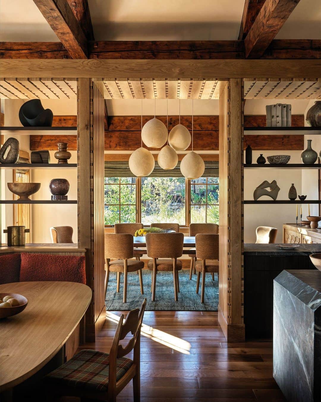 のインスタグラム：「For all its outward charms, this ski chalet had one major drawback: Its beige interiors were remarkably lacking in character. “It was very much a developer project, with no special details,” says Stephanie Luk, director of interiors for Electric Bowery (@electricbowery), the Venice-based design and architecture studio. This meant retaining the alpine appeal while simultaneously fine-tuning a fresh palette of contrasting and often surprising elements. The ryokan, or traditional Japanese inn, was a major point of departure for the interiors; each hospitality ritual adds an experiential layer to the design. “It was important for it to feel like a real getaway,” Luk says.  Click the link in the bio to tour the rest of this non-traditional ski chalet, as featured in our October 2023 issue. Written by @janellezara. Photographed by @chrismottalini.」
