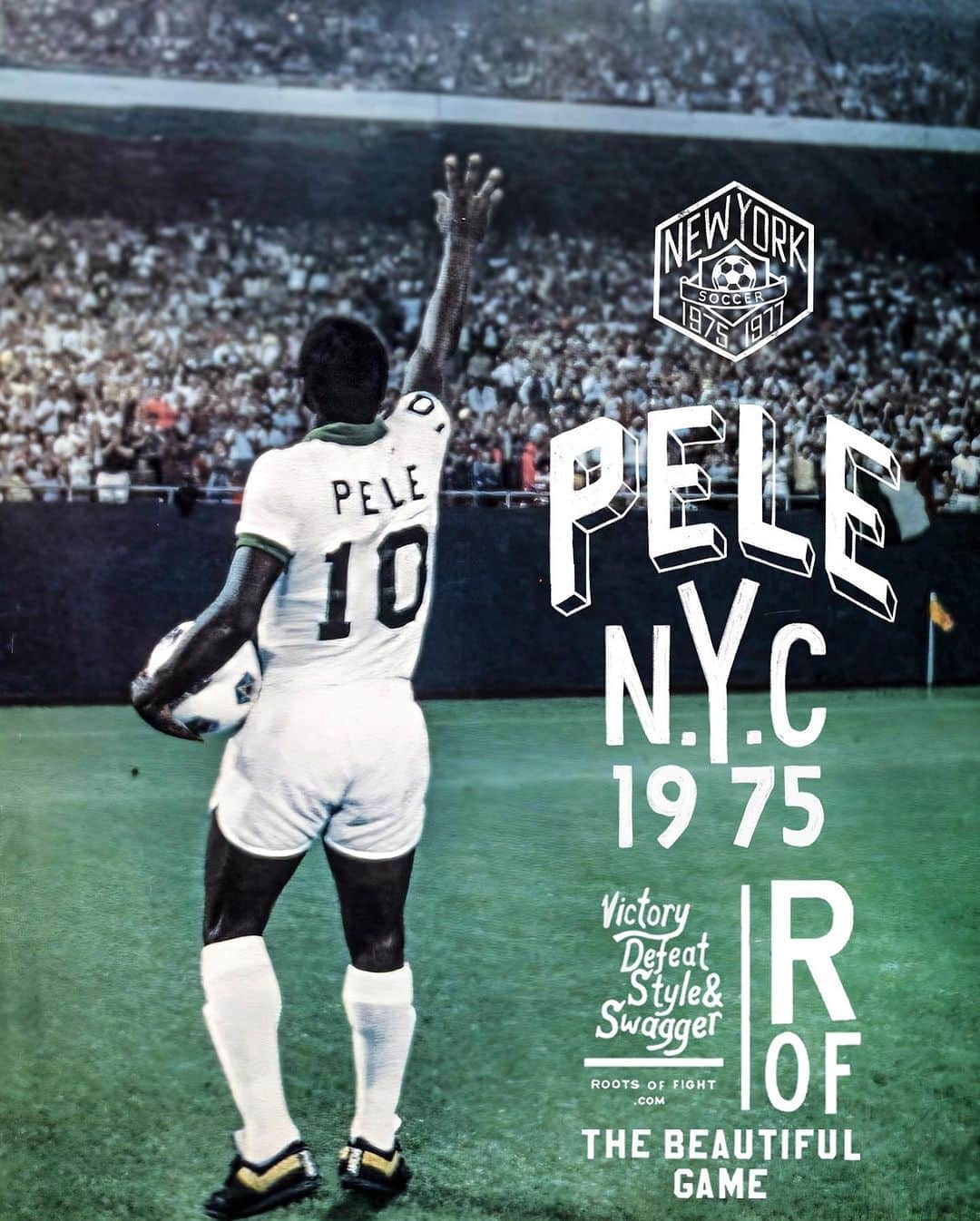 ペレのインスタグラム：「11 de junho de 1975, Manhattan. O grande Pelé do Brasil – o jogador de futebol mais célebre do mundo, bem como a figura mais mitológica – assinou o maior contrato da história dos esportes coletivos quando concordou em ingressar no New York Cosmos.  Na América, foi um acontecimento cultural. Mais de 200 repórteres apareceram para ter uma visão da grandeza. Ninguém percebeu na época, mas quando Pelé estreou, quatro dias depois, ele abriu as portas para o esporte nos EUA.  @rootsoffight está relembrando 1975, ano em que Pelé chegou à Big Apple, com esta nova coleção Pelé x NYC - exclusivamente em pele10.org /rootsoffight.com.  #RootsofFight #KnowYourRoots .  June 11, 1975, Midtown Manhattan. Brasil’s great Pelé — the world’s most celebrated soccer player, as well as its most mythological figure — signed the biggest contract in team sports history when he agreed to join the New York Cosmos.  In America, it was a cultural happening. Over 200 reporters showed up at the Hunt Room within the “21” Club to get an eyeful of greatness. Nobody realized it at the time, but when Pelé debuted four days later he opened the floodgates for the sport in the U.S.   @rootsoffight is throwing back to 1975, the year Pelé hit the Big Apple, with this new Pelé x NYC capsule - exclusively at pele10.org / rootsoffight.com.  #RootsofFight #KnowYourRoots」