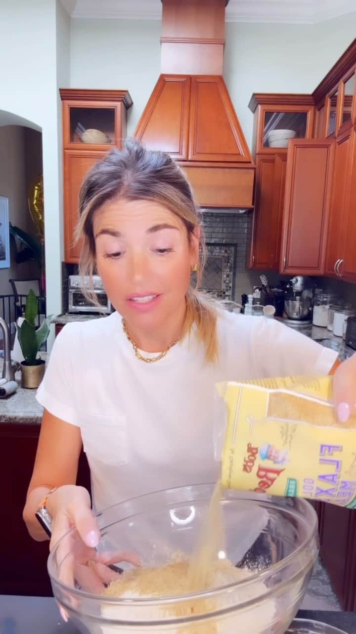 ジェシカ・シーバのインスタグラム：「I’m not a fussy person, but I really like one-stop-shopping, especially when there’s free shipping and my go-to brands are always in stock. My experience with iHerb has been consistently great: Fast, free shipping, a stellar product list, and reliable customer service.   @iHerb is celebrating their 27th Anniversary and their biggest sale of the year is now through September 30th.  Now is the time to try it if you haven’t! Make sure to use my code JESSSHYBA27 you will get the brand’s BEST offer of the year! 27% off ON THE APP for your first order and 20% off ON THE APP AND SITEWIDE if you are an existing customer. #sponsored」