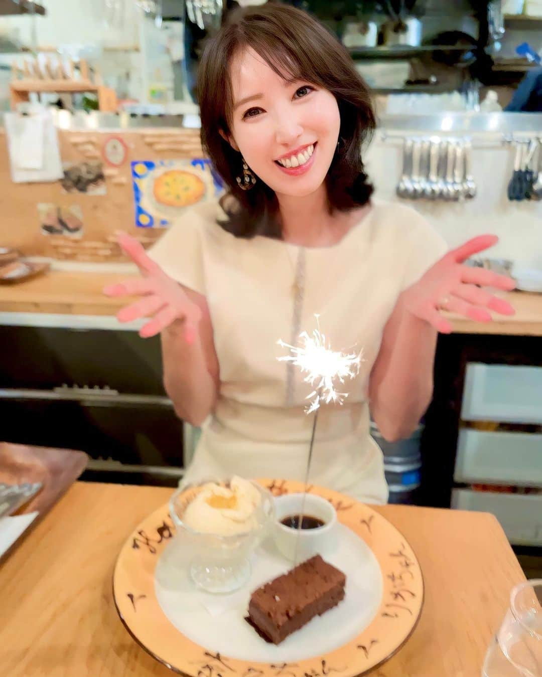 奈々のインスタグラム：「本日、奈々のお誕生日🎂❤️  いくつになっても、 お誕生日が嬉しい人なんです😊  勝手に本日は 昔から自分の日と思ってるの（笑）  そして、両親に感謝の日😊  今年は、8月お誕生日🎂の 仲良し、りかちゃんと @rikasarage  合同お誕生日のお祝い🥂🎂をしました💖  こちらのお店は 渋谷にある ズッカイタリアン @zucca_italian   コースをいただきました❤️  前菜から ９枚目ね グラスに入ってるのは 私の大好きなとうもろこし🌽  10枚目のフライもめちゃ美味しかったなー😍  お肉も柔らかくて パスタ🍝動画で♨️出てるの見えるかな？ このパスタもとっても美味しかったです👍  りかちゃん また、来年もお祝い🥂しよーね💖 そして、いつも色々 ありがとう🙋‍♀️😊💕  Instagramで沢山の方々と繋がれて リアルに会えたり 会えなくても、メッセージやコメント などで、沢山やり取りさせてもらえて 身近に感じれて あたたかいメッセージ いつも本当にありがとうございます🙋‍♀️😊💕  年齢は、ただの、背番号😊 これからも キラキラカラット💎に 輝ける1年にしたいな❤️  皆様、引き続き どうぞ、よろしくお願いします💖  お店の場所 📍東京都渋谷区桜丘町10-4 モドマルシェビル1F  PR @zucca_italian #お誕生日 #お誕生日会 #お誕生日ごはん #お誕生日プレート #お誕生日パーティー  #渋谷ズッカ #渋谷イタリアン #渋谷ディナー #渋谷区グルメ #zucca_restaurant」