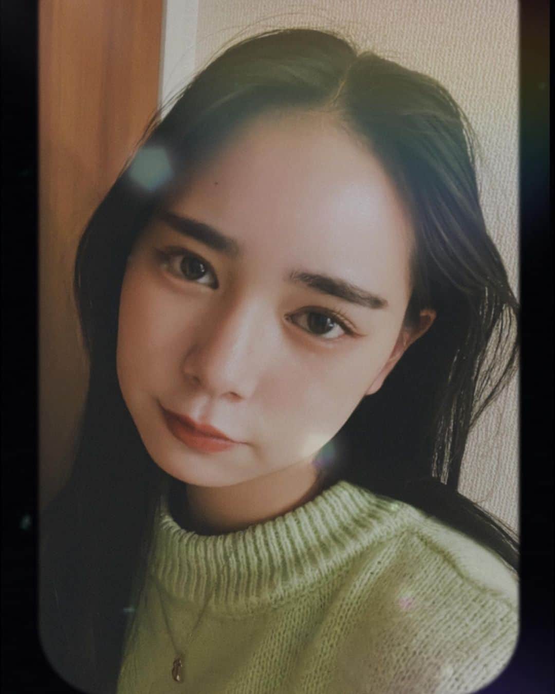 のインスタグラム：「おはようございます！ 今回の投稿は朝の早い時間です🤗  昨日メイクが上手くいったから撮った写真だよ！📸  昨日、インスタライブの後はパンを食べました😋  何枚目の表情が好きですか！？ 後、朝ごはん何食べましたか~？   (私はかっぱえびせん食べました🦐 ) よかったらコメントで教えて下さい🙏  余裕もって起きたのに気づいたら準備する時間無くなって焦る😭  これってあるある、？笑」