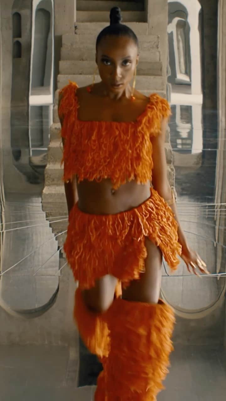 ヴィクトリアズ・シークレットのインスタグラム：「Models walking down the runway to music? Classic. Muses strutting around the set of The Tour ‘23 to Naomi Campbell reciting Eloghosa Osunde’s monologue? Iconic.   Want to see even more about the House of Lagos? You can watch the full-length special of #TheTour23 on @primevideo in partnership with @amazonfashion NOW.   In 2021, Victoria’s Secret began a journey. The goal was to give a new generation of creatives from around the world the opportunity to tell their stories and see their creations brought to life on the world stage. The platform? The Tour ‘23. This film is theirs.   The House of Lagos:  @bubuogisi: Fashion Designer, Artist, & Creative Director.  @korty_eo: Director   @eloosunde: Artist  @ashh.ok: Artist  @wavythecreator: Artist   The Tour ‘23 Film:  @lolaparteloliva: Director  @ariwegner: Cinematographer  @partel.oliva: Creative Direction @pulsefilms: Production」