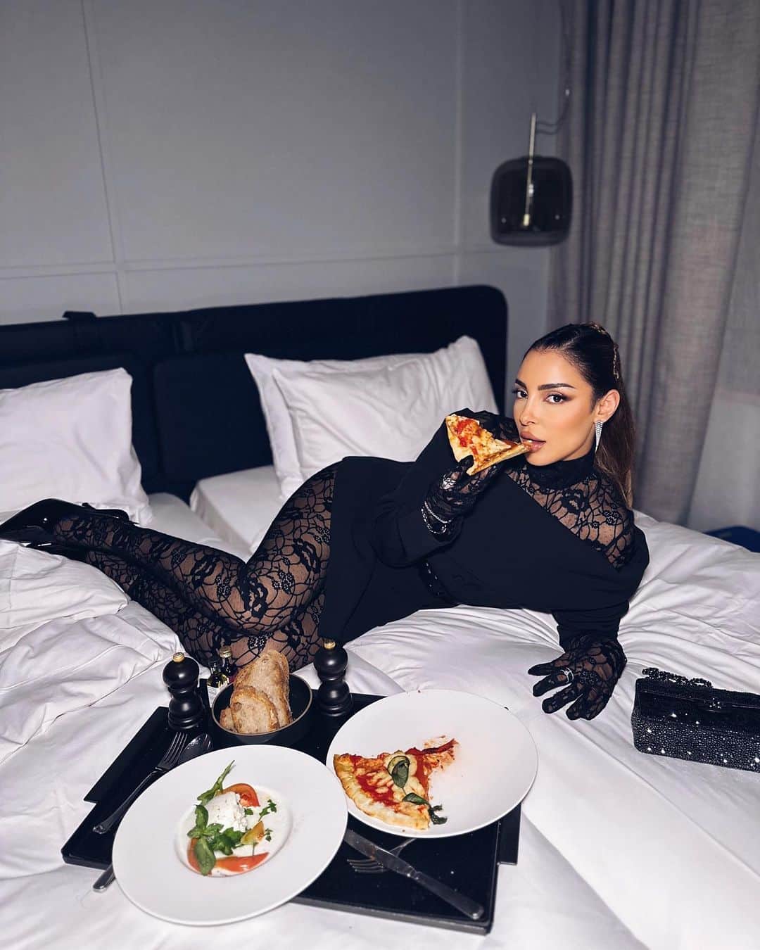 sananasのインスタグラム：「Même pas peur de me salir les doigts 👀🍕  @ysl」
