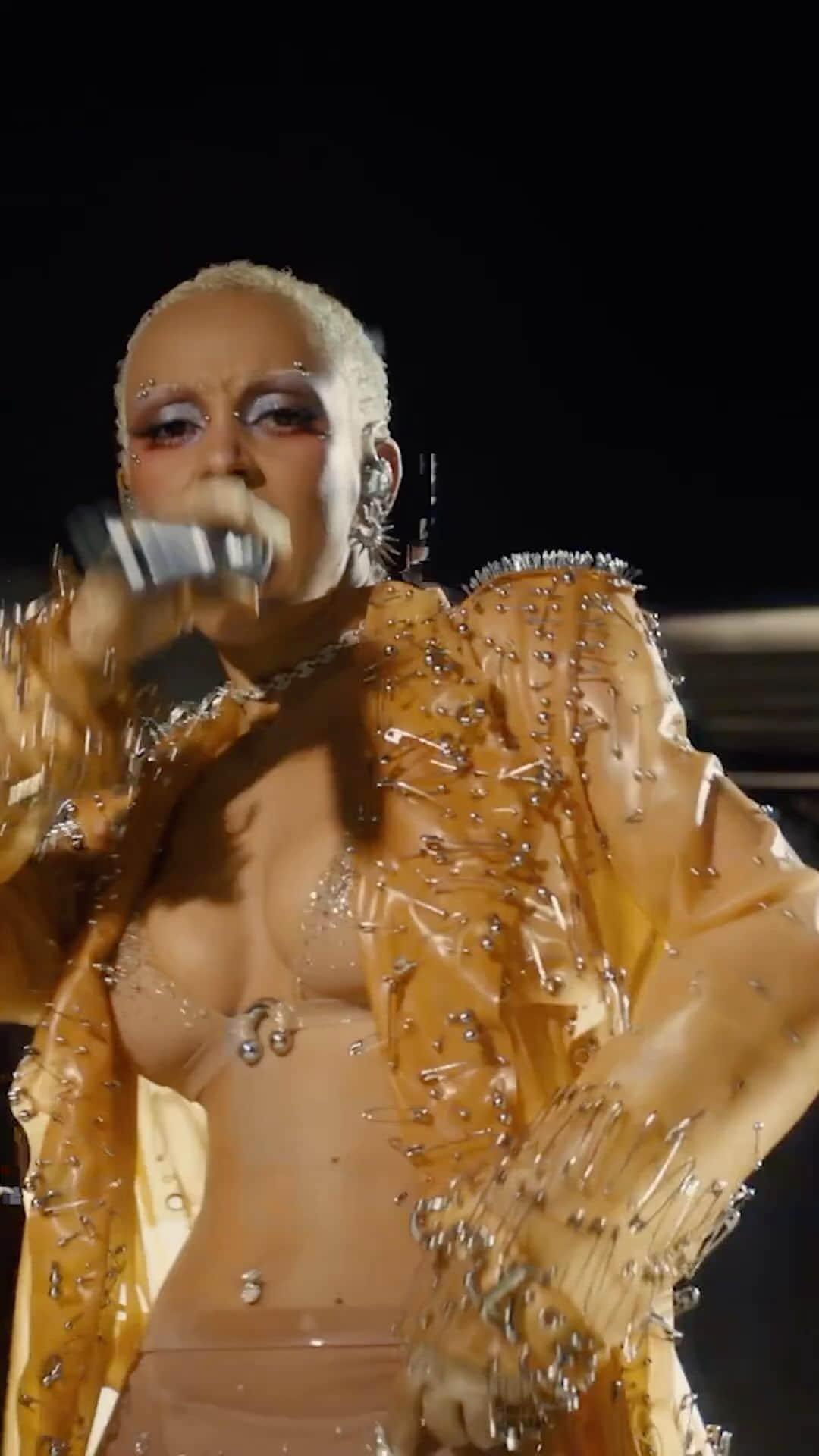 ヴィクトリアズ・シークレットのインスタグラム：「Round 1 (and every round) is a total knockout. @dojacat performs her song “Ouchies” for #TheTour23 wearing a VS custom look.    In 2021, Victoria’s Secret began a journey. The goal was to give a new generation of creatives from around the world the opportunity to tell their stories and see their creations brought to life on the world stage. The platform? The Tour ‘23. This film is theirs.   The Tour ’23 Film:  @lolaparteloliva: Director  @ariwegner: Cinematographer  @partel.oliva: Creative Direction @pulsefilms: Production」