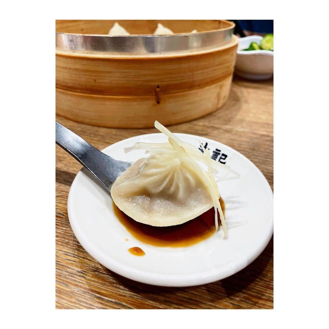 大原由美子さんのインスタグラム写真 - (大原由美子Instagram)「・ ・ 皆さま、おはようございま〜す♡ ・ 本日は6月に行った台湾で食べたもの〜🇹🇼 なんで今頃〜っ！？って思うでしょ…🫣 とにかくpostしていないものばっかりで… 記録用にpostすることにしたっ🤭 ・ たくさんのpicから… 今日は麺と小籠包とおつまみ的なものを。。。😊 台湾の麺ってつるんっとしててモチっとしてて 優しい味でとにかく美味しいの〜っ！！😍 日本ではスープを飲み干すことってないけど… 台湾に行くと全部飲み干しちゃうんだよね〜🤗 ・ 小籠包も美味しすぎた〜🥰 ・ 最後のpicは… 台湾に行くたびにお世話になっている大切な人♡ 私は「台湾のお父さん👨」って思ってる☺️ 一緒にご飯食べて楽しすぎた笑顔shotも post〜🤞 ・ 次はいつ台湾に行けるかな〜🤭 ♡我愛台灣，我想去台灣♡🇹🇼 ・ 今日は5枚のpicをpostしま〜す♡ 上の⬆︎picを横に⇒swipeして見てくださいね〜♡ ・ 皆さま、本日も頑張ってまいりましょう〜🫶 ・ ・ #台湾#海外旅行#台北#taipei#観光名所#台湾旅行記#朱記#台湾好きな人と繋がりたい#我愛台灣#台湾が好きな人と繋がりたい#カメラ女子#trip#台湾ごはん#🍜#台湾グルメ#台湾旅行#台湾観光スポット#台湾観光#台湾いきたいわん#Taiwan#CanonEOSKissX9i #小籠包#photogenic#台灣#台湾女子旅#台湾に行きたい人と繋がりたい#台湾大好き#taiwantrip#🇹🇼#一眼レフ」9月27日 7時00分 - oharayumiko0228