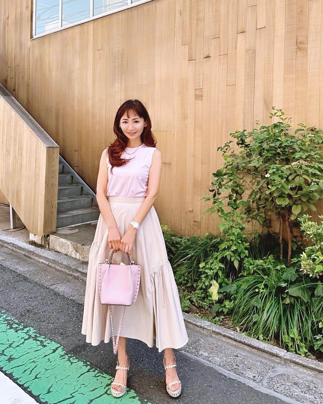 長谷川夕希子さんのインスタグラム写真 - (長谷川夕希子Instagram)「今週はグッと秋めいて来たねー🍂😊  1週間前はノースリーブだった😀👗 でもまだ半袖じゃないと私は暑いかな…🤔👚 皆さまはどうですか？😃  ファッション🕶️や美容、グルメ投稿ほぼ毎日しています→ @yukikogabby   いつもいいね👍&フォローありがとうございます❣️🥹💞  #代官山散歩  #いつかのコーデ  #いつコ って1週間前w #アラフォーコーデ  #アラフォーファッション #美魔女 #大人女子ファッション  #アラフィフファッション  #threads もフォローお願いします🥹」9月27日 7時00分 - yukikogabby