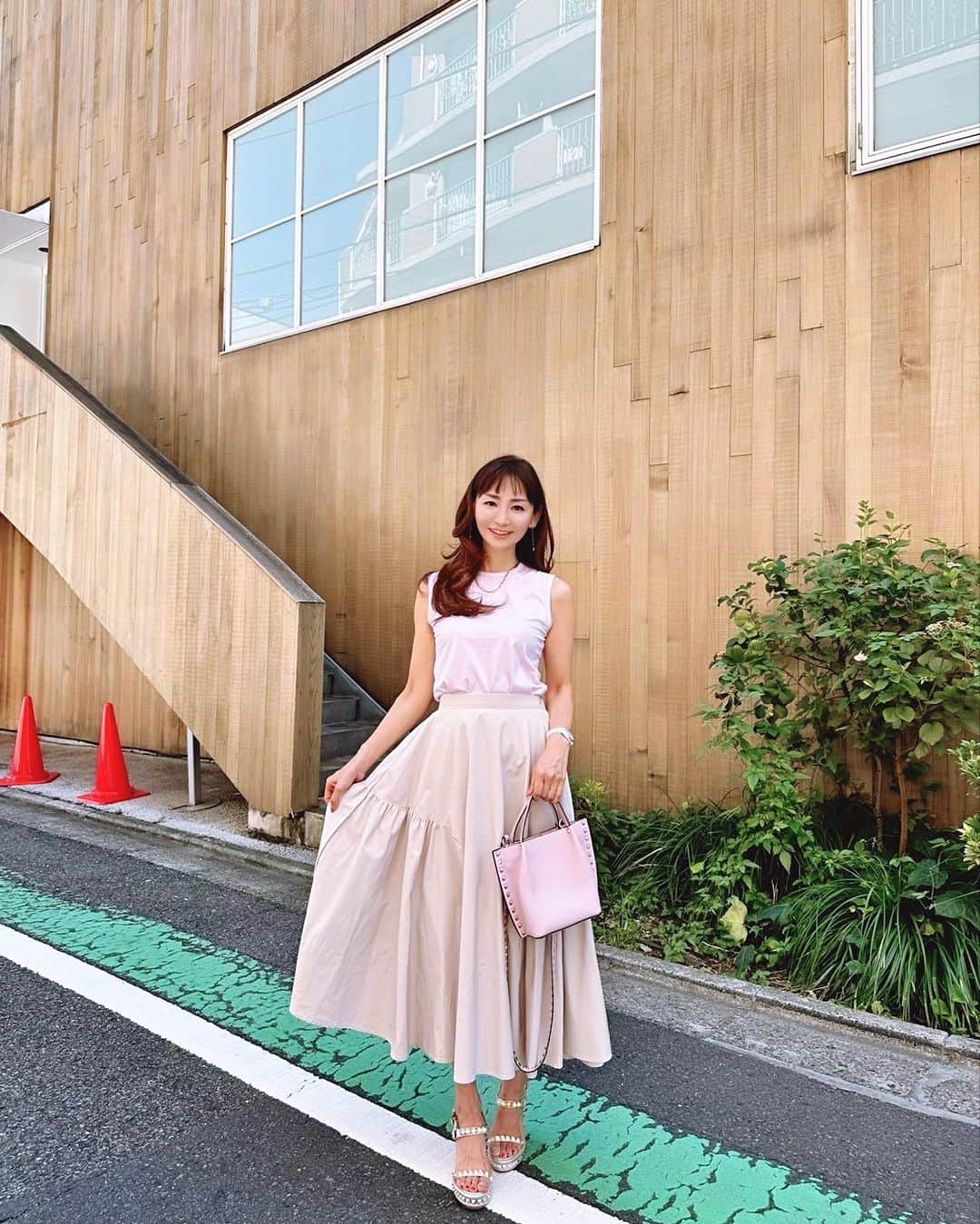 長谷川夕希子さんのインスタグラム写真 - (長谷川夕希子Instagram)「今週はグッと秋めいて来たねー🍂😊  1週間前はノースリーブだった😀👗 でもまだ半袖じゃないと私は暑いかな…🤔👚 皆さまはどうですか？😃  ファッション🕶️や美容、グルメ投稿ほぼ毎日しています→ @yukikogabby   いつもいいね👍&フォローありがとうございます❣️🥹💞  #代官山散歩  #いつかのコーデ  #いつコ って1週間前w #アラフォーコーデ  #アラフォーファッション #美魔女 #大人女子ファッション  #アラフィフファッション  #threads もフォローお願いします🥹」9月27日 7時00分 - yukikogabby