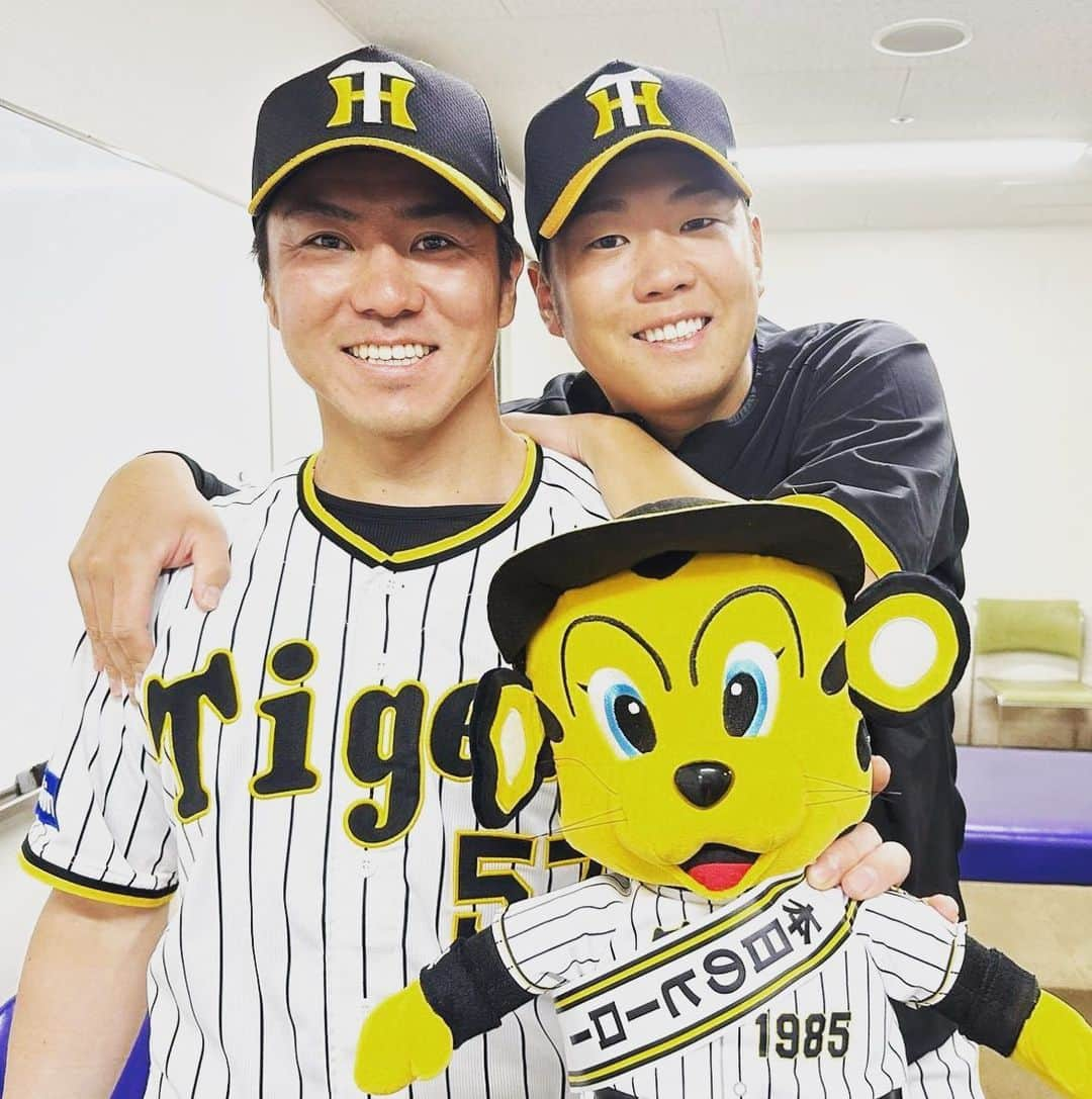 西勇輝のインスタグラム：「長坂ナイスー⭐️ 楽しかったよ。  大山かっこいいなー。 いつもありがとう！  優にセーブ王へ！ タイトル取ってほしい  あとみんな 守ってくれてありがとう！  応援ありがとうございました😊 #阪神タイガース  #長坂拳弥  #大山悠輔  #岩崎優  #西勇輝」