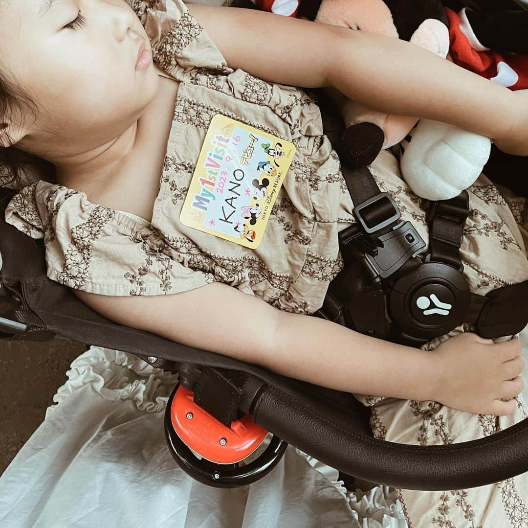 yuiさんのインスタグラム写真 - (yuiInstagram)「Disney sea digest 🎞️  . . .  忘備録✍️  私にとってもディズニーは久しぶりで シーはたぶん18年ぶりくらい😳 子連れで行くのはもちろん初だし 想定外の暑さに、効率の悪さ、 予定通りにいかないこと多々ありだったので 次回はもっとスムーズにいけるように ちょこっと記録に残しておきます。  Seaは初日で、 午前中に移動もあったので🚅 15:00からのアーリーイブニングで のんびりとパークイン。  入園するまでになんとか お昼寝をさせておきたかったけど 本当に目が堅い子で← 新幹線で大あくびを 何度もしてたにも関わらず、 全然寝ず😇 やっとこれから楽しむぞっ！と パークインしたタイミングで 寝てしまいました😂  シーは時計回りにぐるっと 回る予定だったので、日が暮れる前に メディテレーニアンハーバーや コロンビア号あたりで写真撮りたかったのに 全然撮れず😪  入ってまだ何もしてないけど、 とりあえずビールで乾杯して休憩して🍻 エレクトリックレールウェイも乗りたかったけど 肝心の👧🏽寝てるからこれもスルーして、 ご機嫌取り用のポップコーン買って ミニーちゃんのグリーティングへ🎀 もうすぐ会えるってタイミングで起こして 長い待ち時間でもごねることなく 無事にミニーちゃんにも会えました♡  それから、アラビアンコーストから マーメイドラグーン方面へ。  はじめてだったし アーリーイブニングで時間もあまりないから、 まぁ雰囲気を楽しむ程度かなと思っていたけど 乗り物も３つくらいは乗ったよ。  ☑︎ジャスミンのフライングカーペット ☑︎ワールプール ☑︎ジャンピンジェリーフィッシュ  プレミアアクセス対象の 人気アトラクションは全スルーだったけど 何もかもがはじめてて新鮮なので 全然楽しめました😂  👧🏽は海外のyou tubeによく出てくる マーメイド全般がすごく好きで、 (アリエルが好きというわけではない😂) せっかくのハロウィンシーズンだったので サプライズでマーメイドコスチュームを プレゼントしたら、大喜び🧜‍♀️💘  マーメイドラグーンも 彼女のツボに相当ハマったらしく、 マーメイドになりきって とってもとっても楽しんでいました🩰 (すごく暑い日だったので 屋内施設になってるマーメイドラグーンは 涼しくて大人にとっても快適でした😮‍💨)  マーメイドラグーンに思いのほか長居して、 水上ショーもちらっとしか見れなかったけど 初心者な我が家にとっては 大満足な初visitでした✍️  ちなみに、ミニーちゃんのぬいぐるみは 今回パークで買ったものではなく、 👨🏻の妹から譲り受けたものを家から持参。笑 20年くらい前に本場アメリカのディズニーで 買ったヴィンテージミニーです💁🏼  . . . . .  #ディズニーシー #disneysea#disneyseatokyo##3y5m#disney#firstvisit#daughter#girl#mermaid#halloween#女の子#3歳女の子#女の子ママ#こどもとおでかけ#家族旅行#ディズニーシーコーデ#ハロウィン#ハロウィン仮装#ディズニーハロウィン」9月27日 7時02分 - __yyvvii