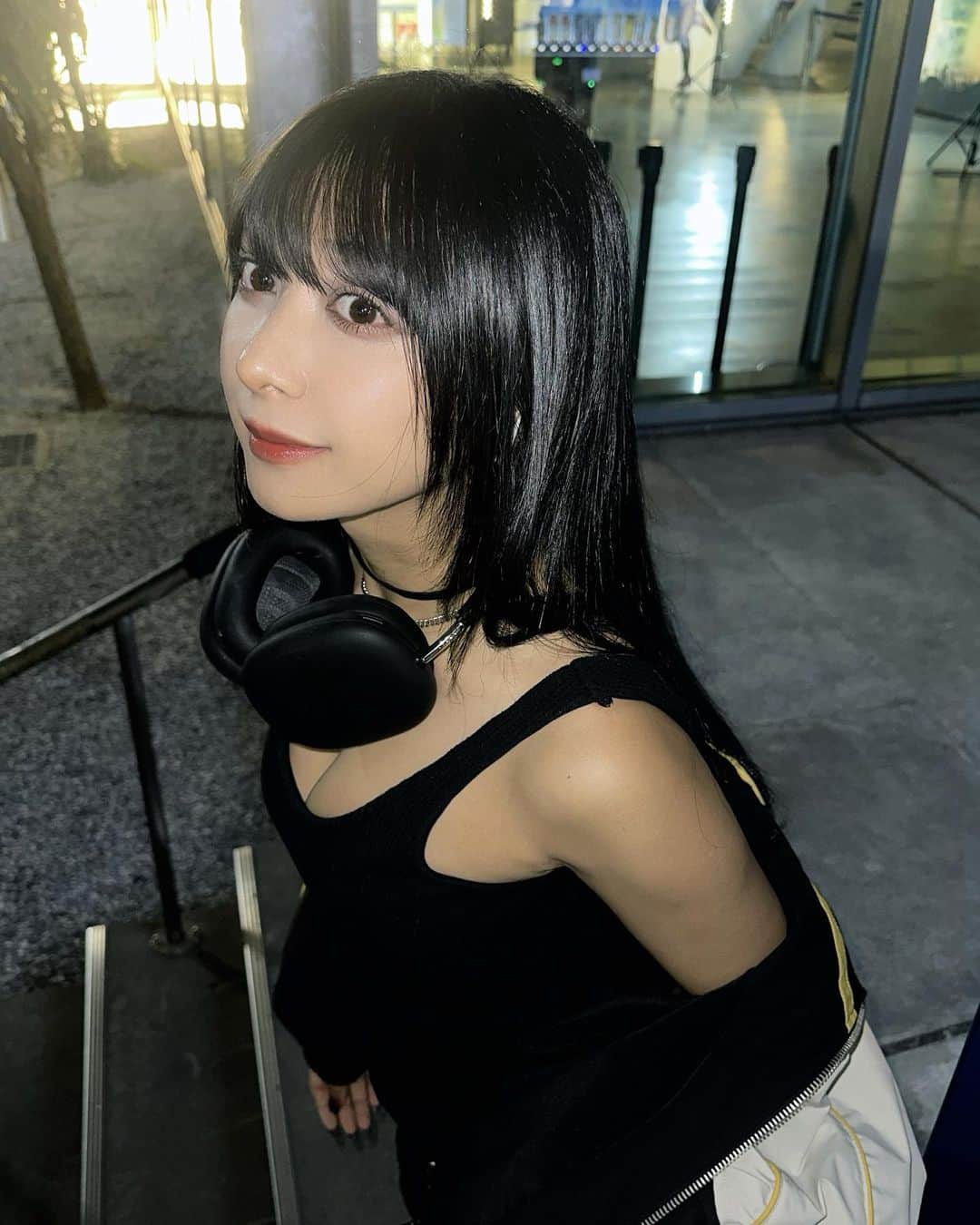 のインスタグラム：「上着はまだ暑かった〜😔」