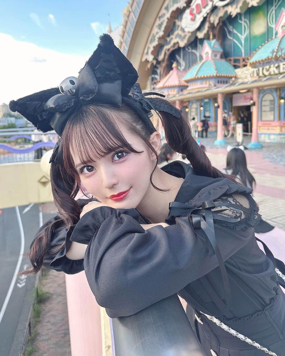 のインスタグラム：「クロミちゃん😈 ここで撮るとピューロ写せるから 好きなスポットなんだദ്ദി ˃ ᵕ ˂ )  @marsofficialjapan   #ピューロ#ピューロランド#地雷#地雷系#地雷系ファッション #sanrio#sanriopuroland#サンリオ#サンリオピューロランド#ツインテール#クロミ#クロミちゃん#コロネツイン#mars#マーズ」