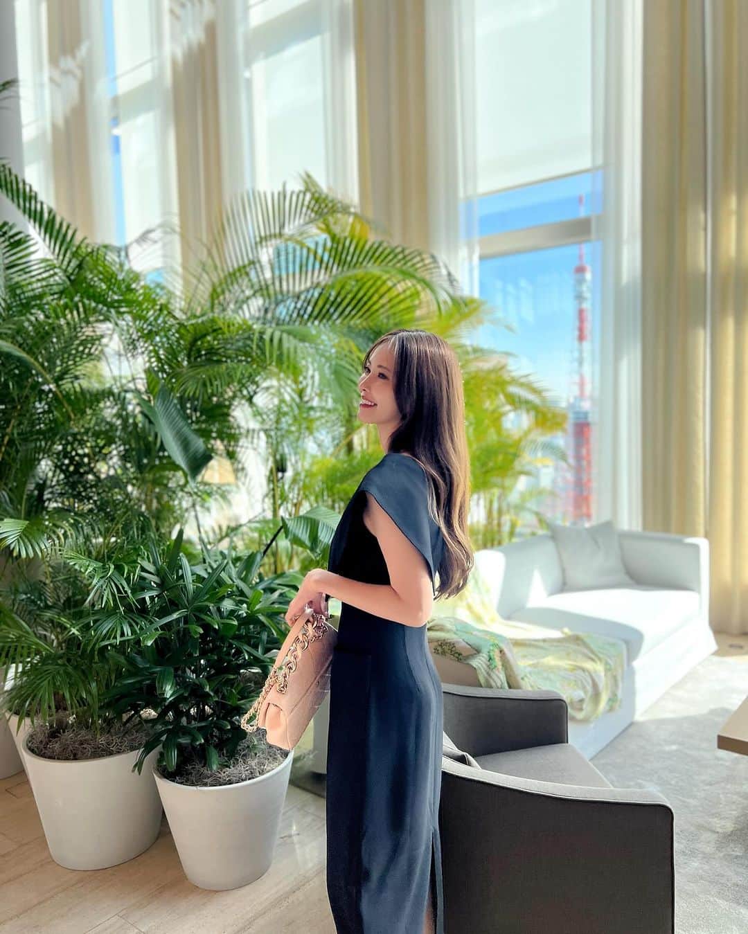 清水愛美さんのインスタグラム写真 - (清水愛美Instagram)「ずーーーっと行きたかった エディション💐  気合いを入れて @luxent_official  のドレスを 着て行ったよ✨ 素材も高級感があって好きなブランド💕 襟がポイント！可愛いすぎる！一目惚れしたワンピ！  エディションのATは ちはるさんと行きました🫶💐 また投稿しよ〜〜〜💕 楽しすぎてめちゃ笑ってる😆  #luxent #ドレス　#女子会 #chanel #エディション  #エディション虎ノ門  #アフタヌーンティー  #afternoontea  #tokyoeditiontoranomon #thetokyoeditiontoranomon」9月26日 22時12分 - manami_s0902