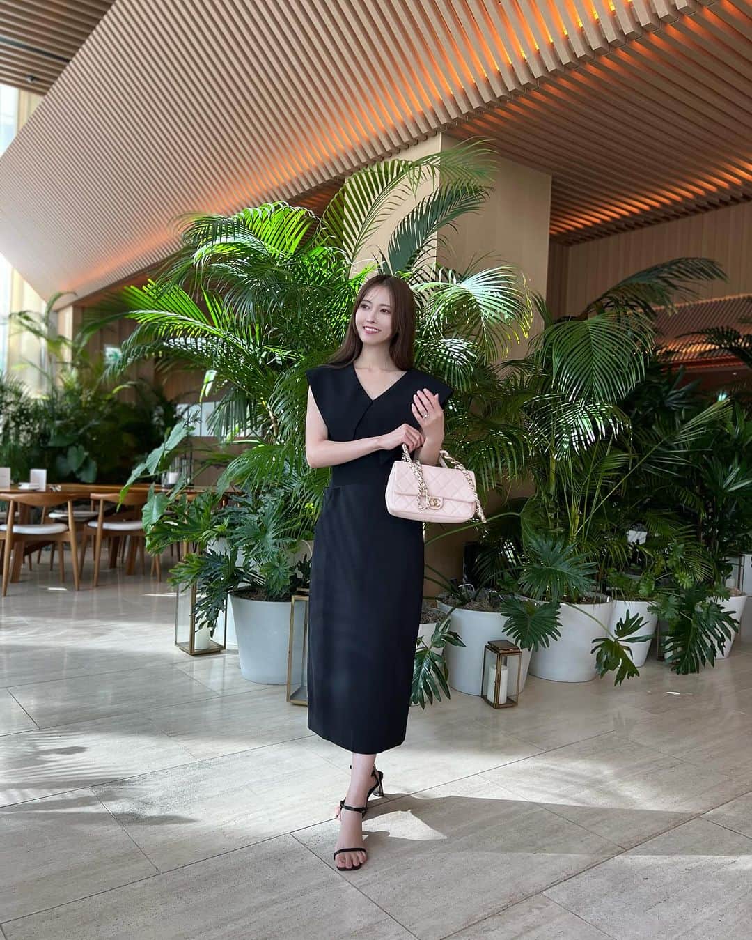 清水愛美さんのインスタグラム写真 - (清水愛美Instagram)「ずーーーっと行きたかった エディション💐  気合いを入れて @luxent_official  のドレスを 着て行ったよ✨ 素材も高級感があって好きなブランド💕 襟がポイント！可愛いすぎる！一目惚れしたワンピ！  エディションのATは ちはるさんと行きました🫶💐 また投稿しよ〜〜〜💕 楽しすぎてめちゃ笑ってる😆  #luxent #ドレス　#女子会 #chanel #エディション  #エディション虎ノ門  #アフタヌーンティー  #afternoontea  #tokyoeditiontoranomon #thetokyoeditiontoranomon」9月26日 22時12分 - manami_s0902