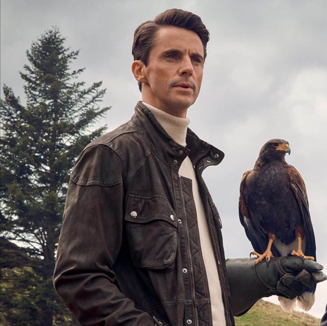 ハケットのインスタグラム：「Matthew Goode wears a chocolate brown tumbled goat leather Velospeed jacket, and a luxurious merino wool and cashmere blend roll-neck with faux suede elbow patches.   #HackettLondon #HowToHackett  Photographer: @charliegraystudio Creative Agency: @dentsucreative.es Make-up: @petransellge Stylist: David Bradshaw」