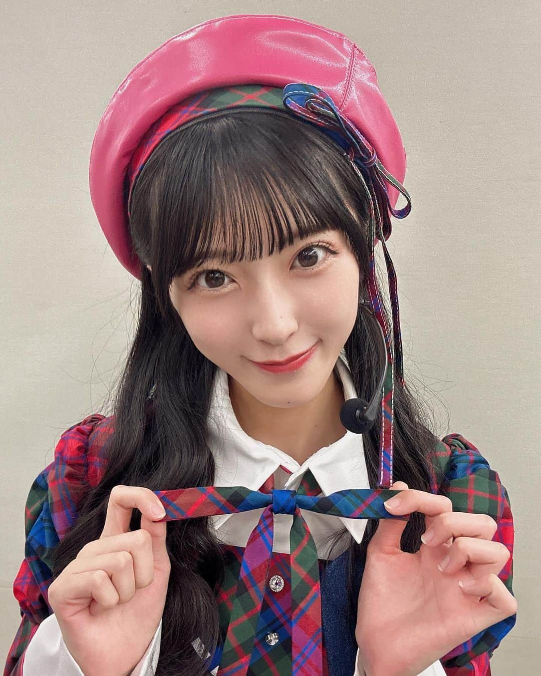佐藤綺星のインスタグラム：「新衣装𓂃🎀𓈒𓏸  1枚目がうたコンの写真で 2枚目〜CDTVの日の写真です📸✨️   #うたコン  #cdtv  #cdtvライブライブ  #akb  #akb48  #ベレー帽  #新衣装」